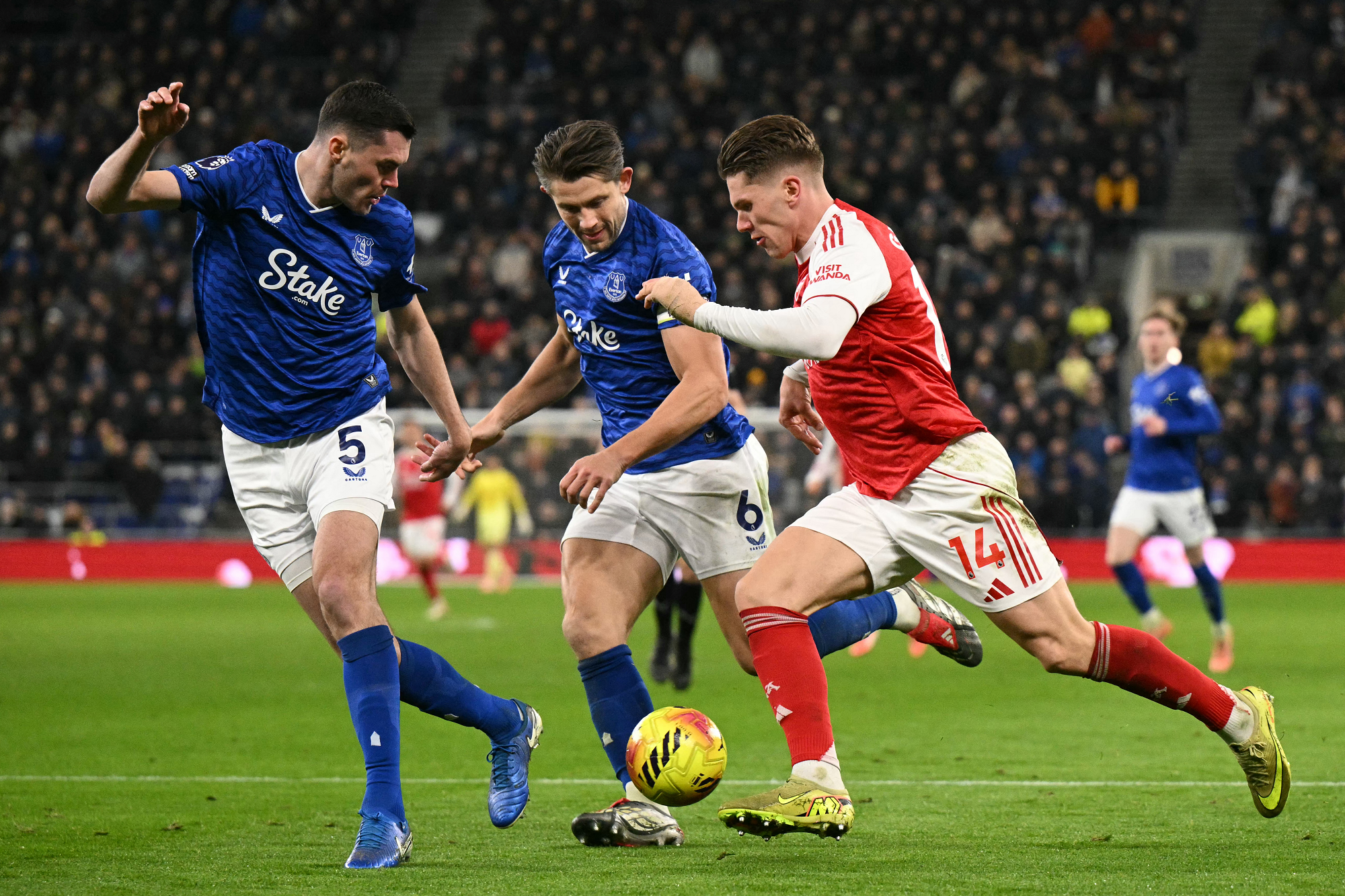 آرسنال يتفوق على إيفرتون ويستعيد الصدارة