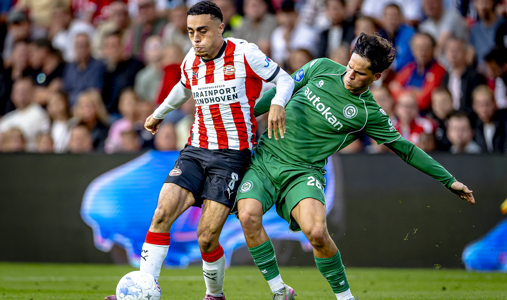 آيندهوفن يتخطى ضيفه خرونينغن برباعية