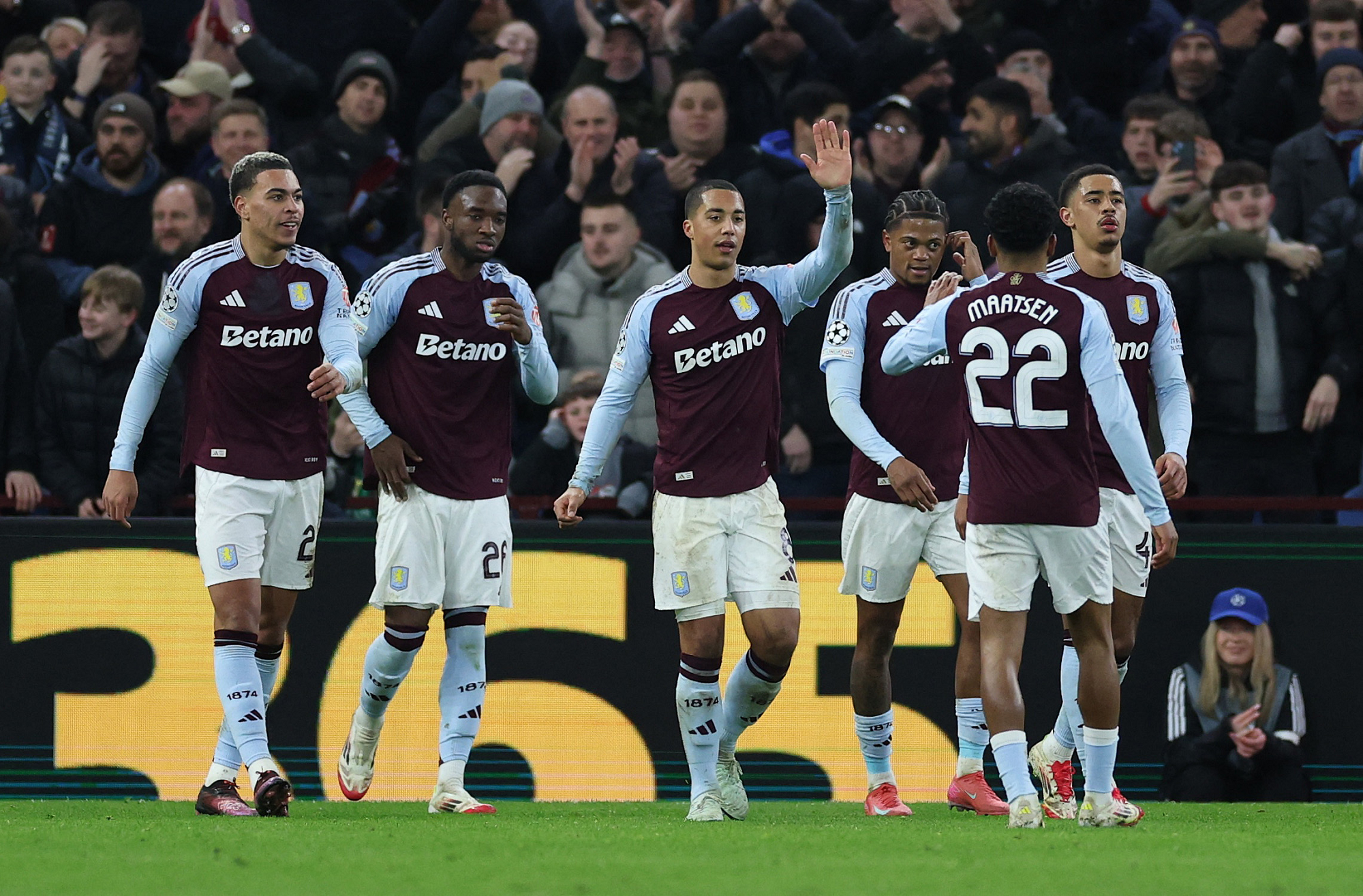 أستون فيلا باقتدار يحسم تأهله المباشر لثمن النهائي