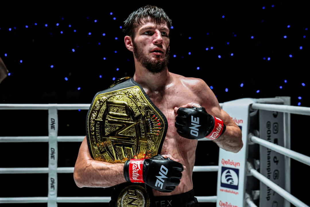 أسدالله إيمان غزلييف بطلاً للعالم في المواي تاي بعد معركة ملحمية ضد أسلامجون أورتيكوف