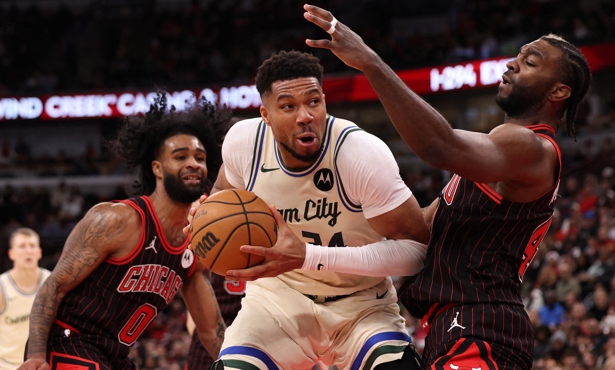 أنتيتوكونمبو يعود من الإصابة ويقود باكس إلى الفوز