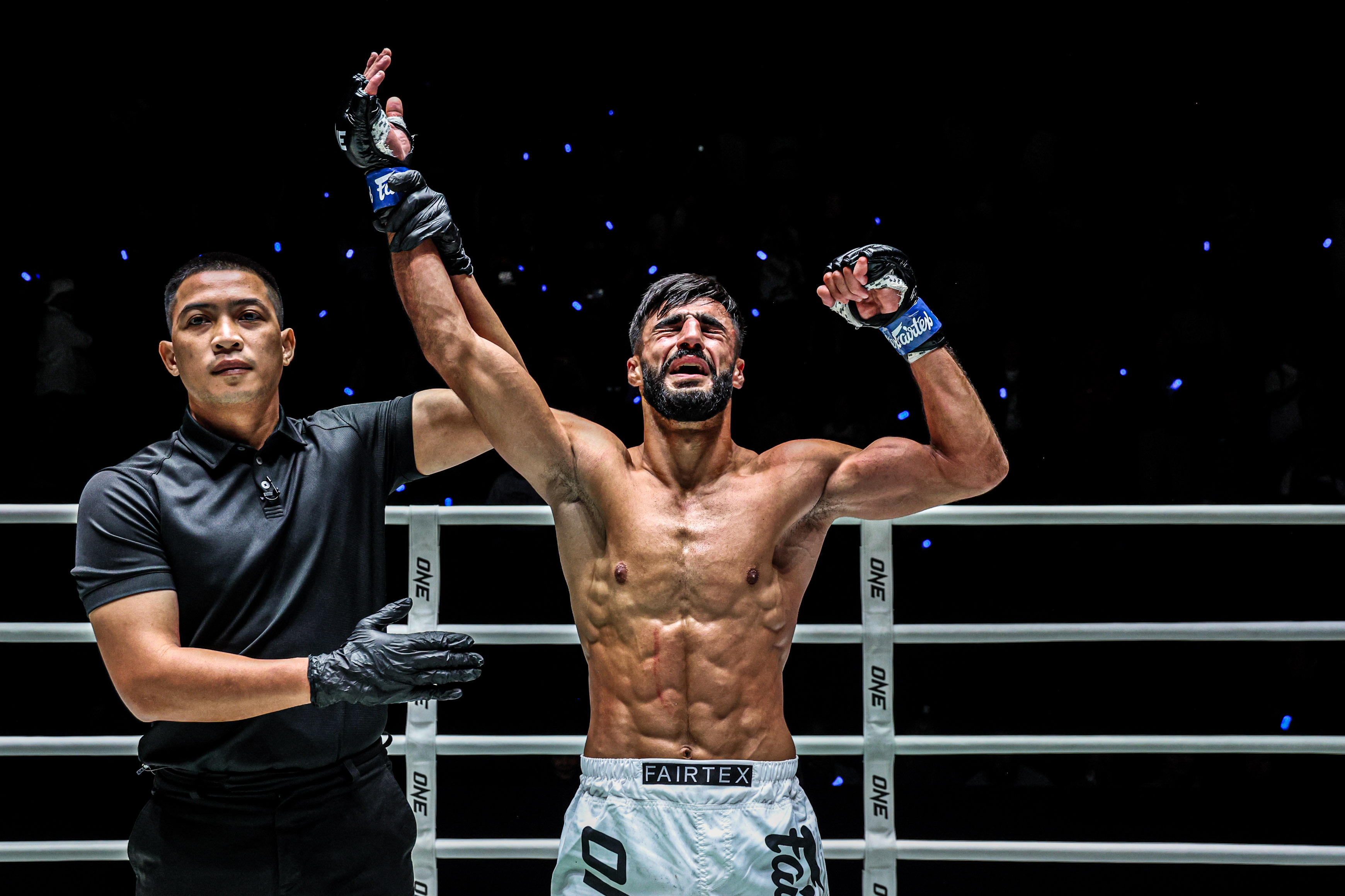 أونداش يُطيح بخصمه وينال عقداً