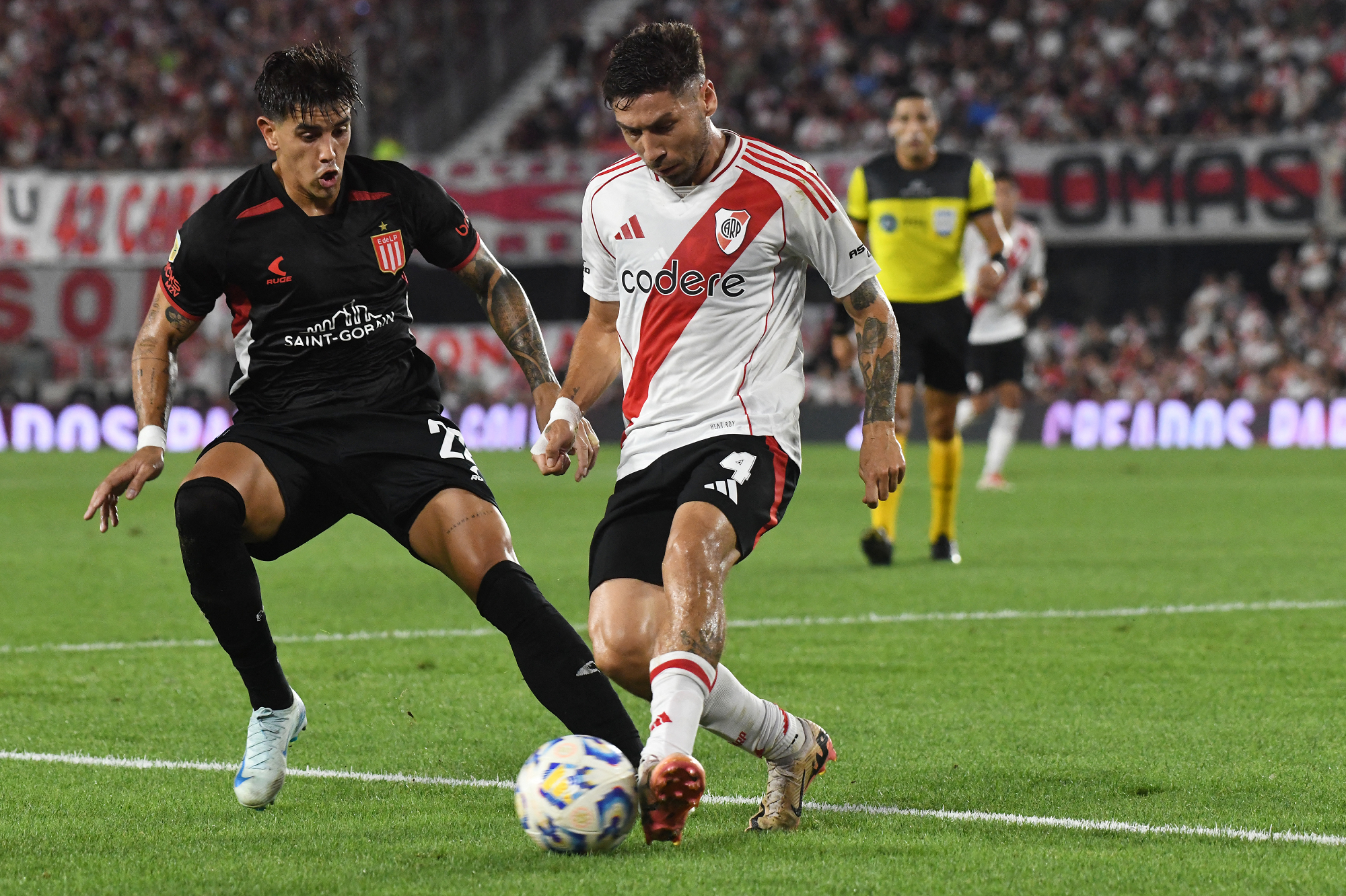 إستوديانتس يهزم مستضيفه ريفر بليت بثنائية