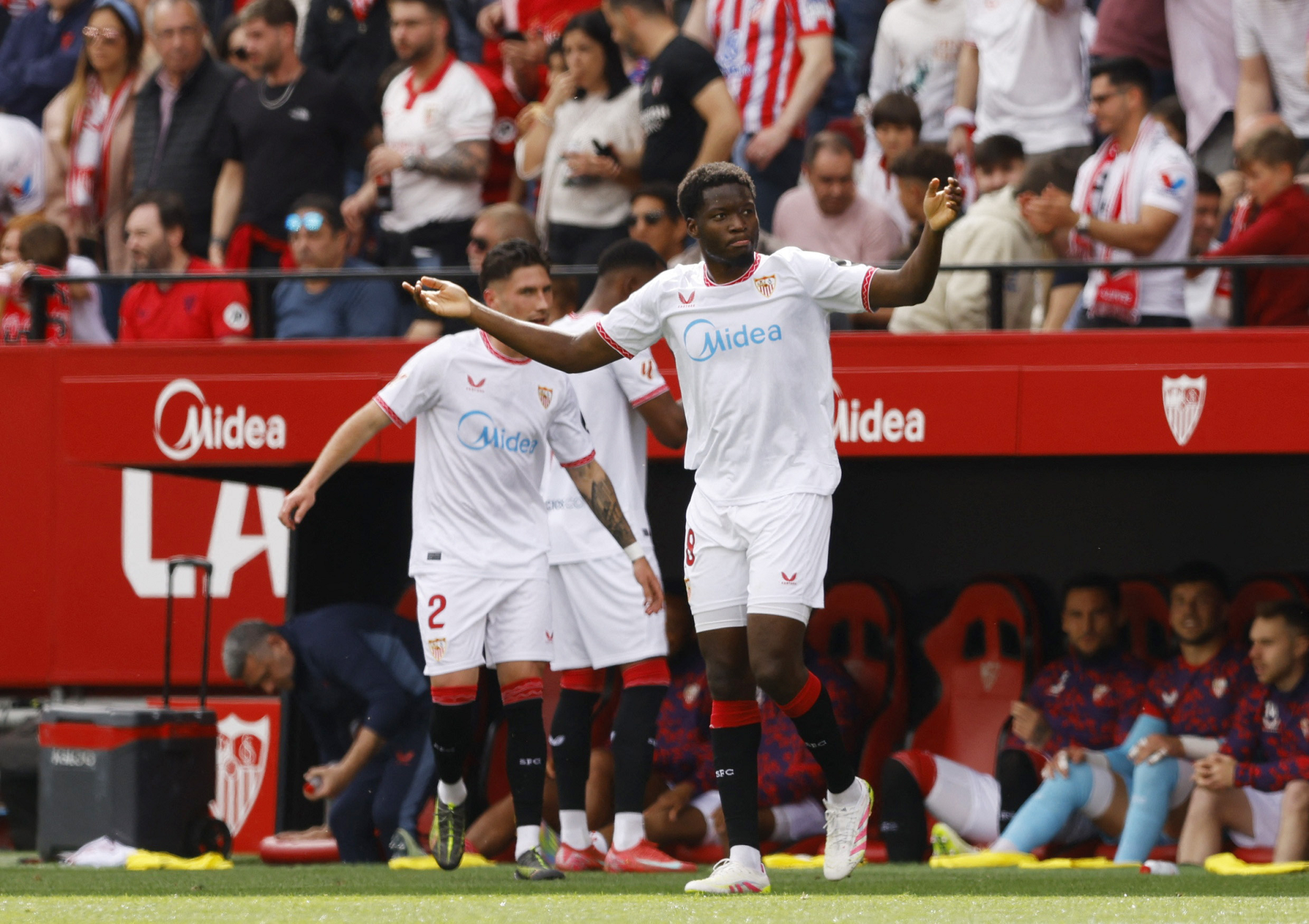 إشبيلية يدين اعتداء مجموعة من المشجعين على لاعبيه