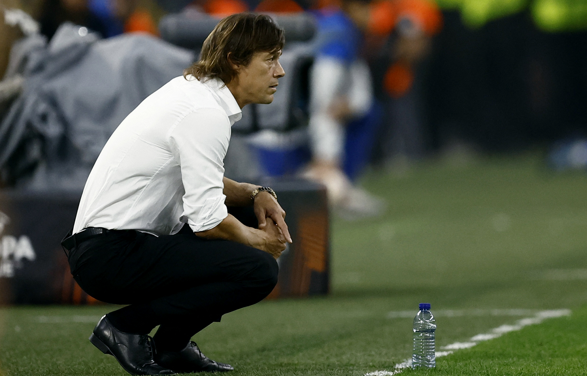 إشبيلية يعلن تعيين ألميدا مدرباً جديداً للفريق