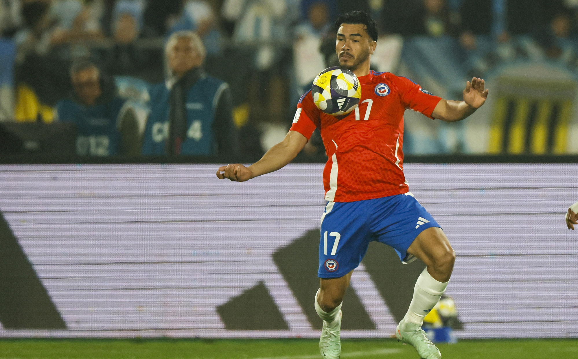 إشبيلية يعلن رسمياً ضم الظهير التشيلي سوازو