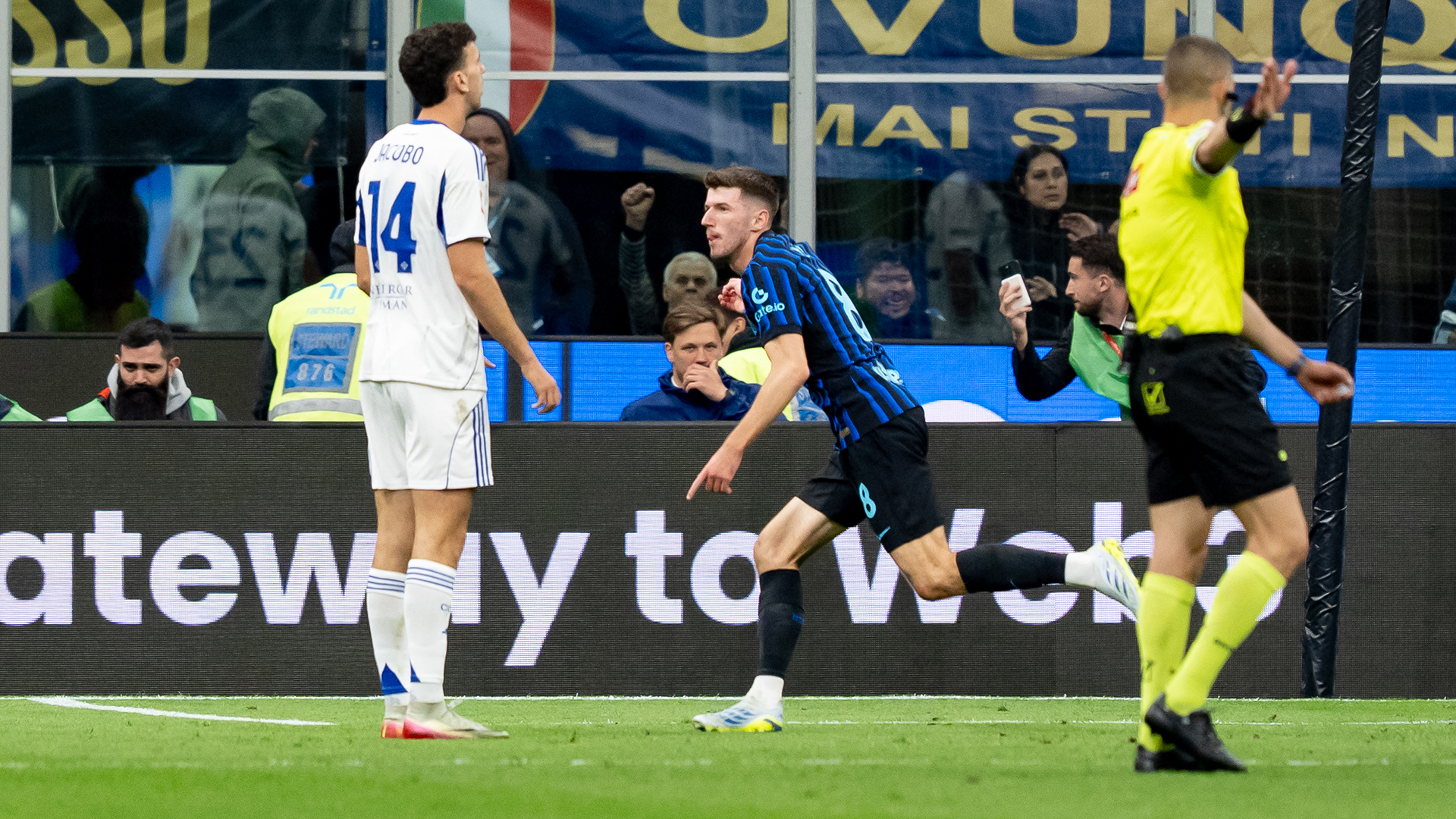 إنتر يتجاوز كومو ويتأهّل إلى نهائي كأس إيطاليا