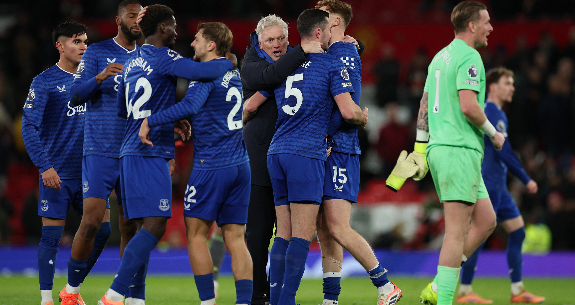 إيفرتون بعشرة لاعبين يهزم مستضيفه مانشستر يونايتد