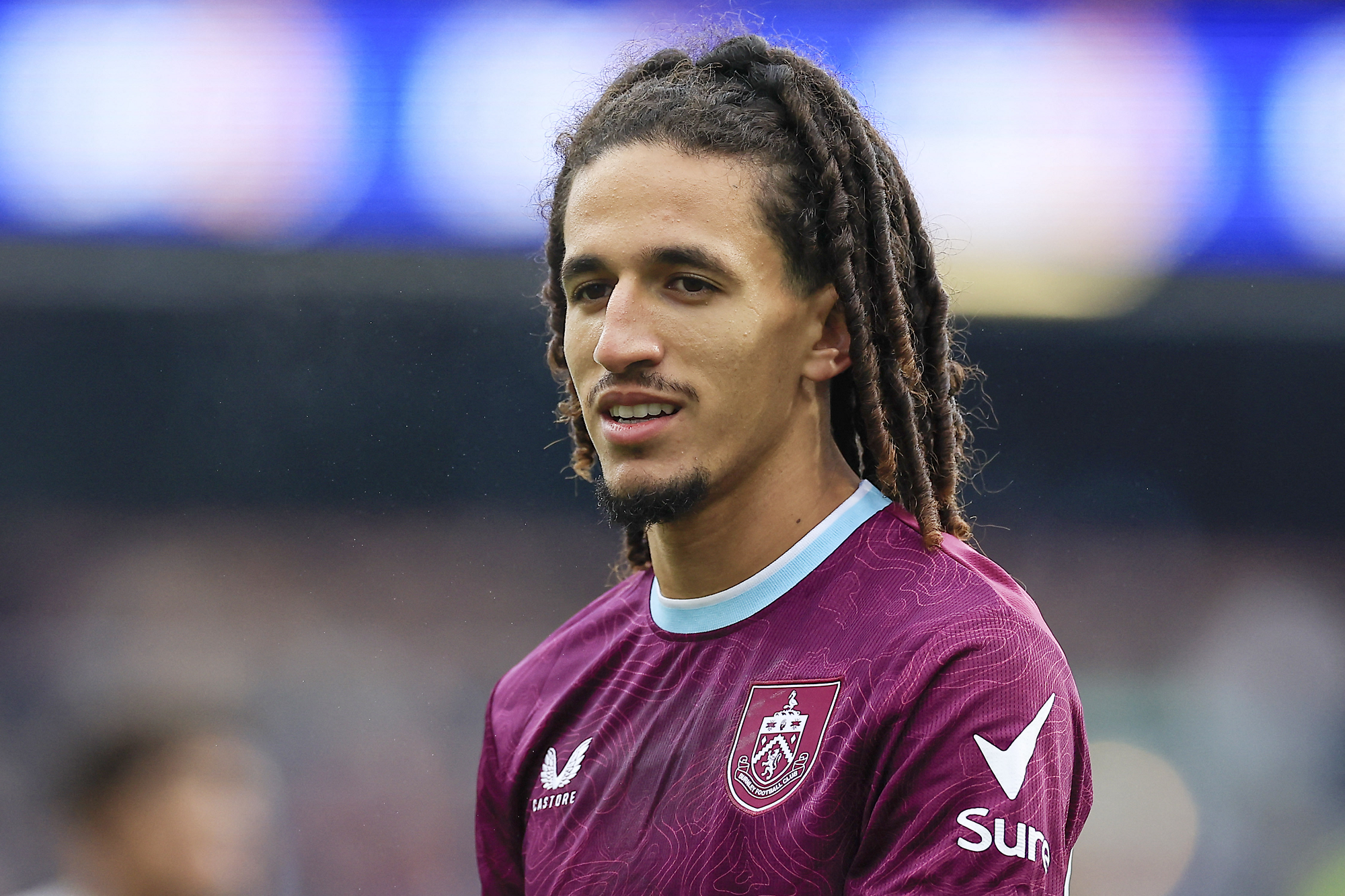 إيقاف المجبري لاعب بيرنلي لأربع مباريات