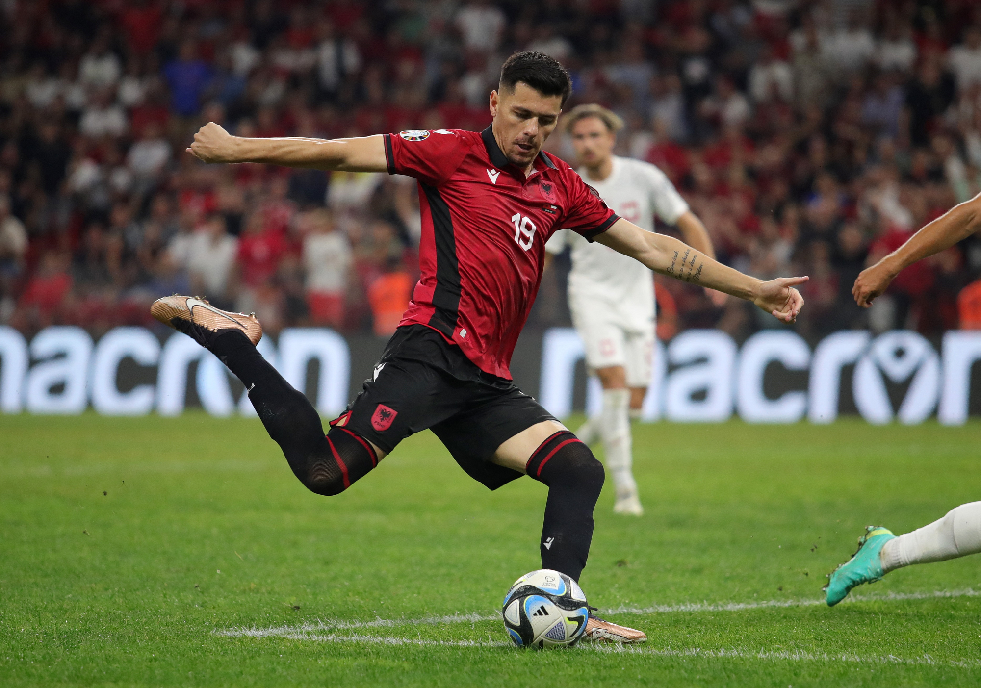 إيقاف لاعب ألبانيا داكو مباراتين لسوء السلوك
