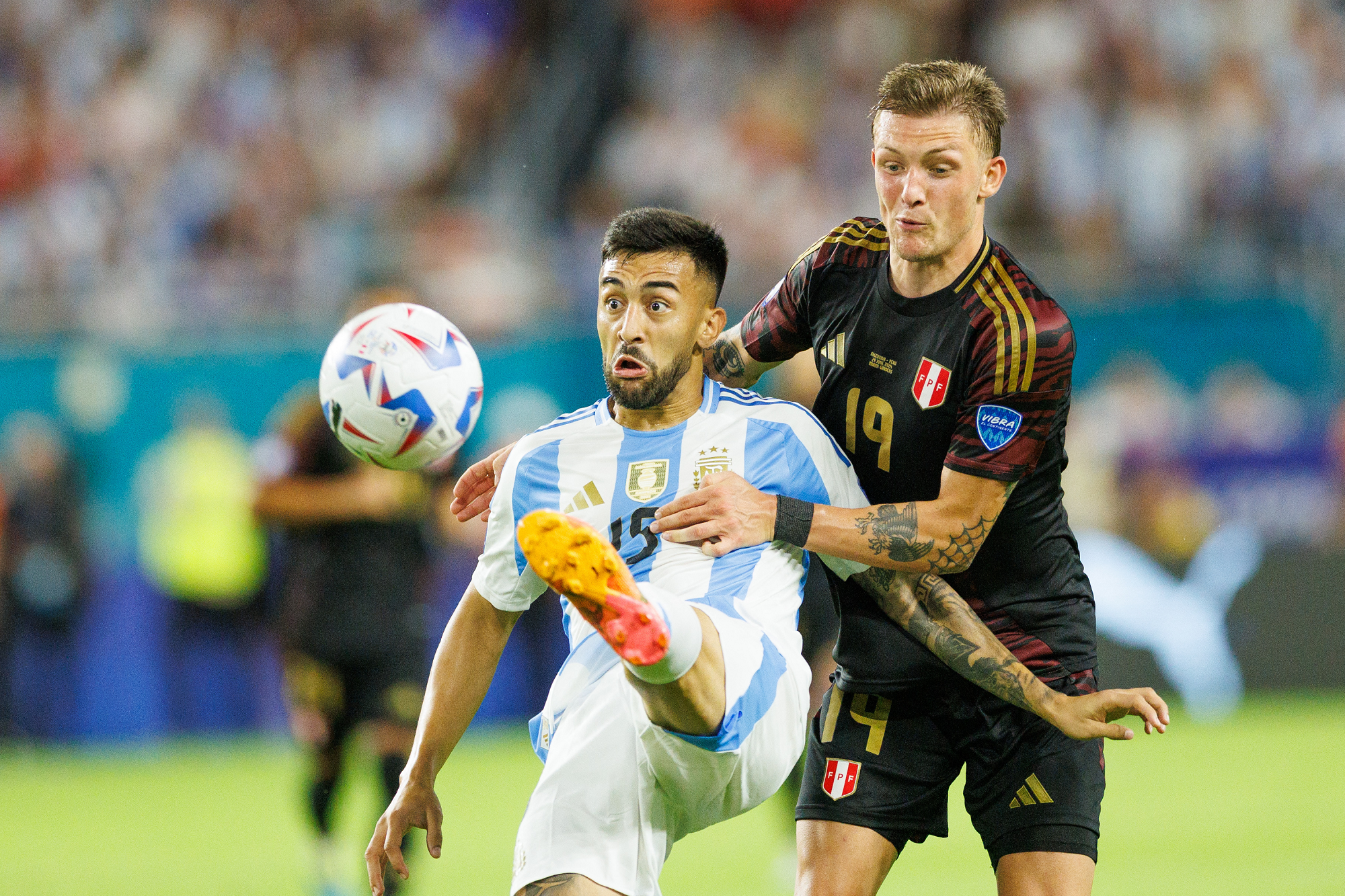 الأرجنتين تهزم بيرو وتتصدر