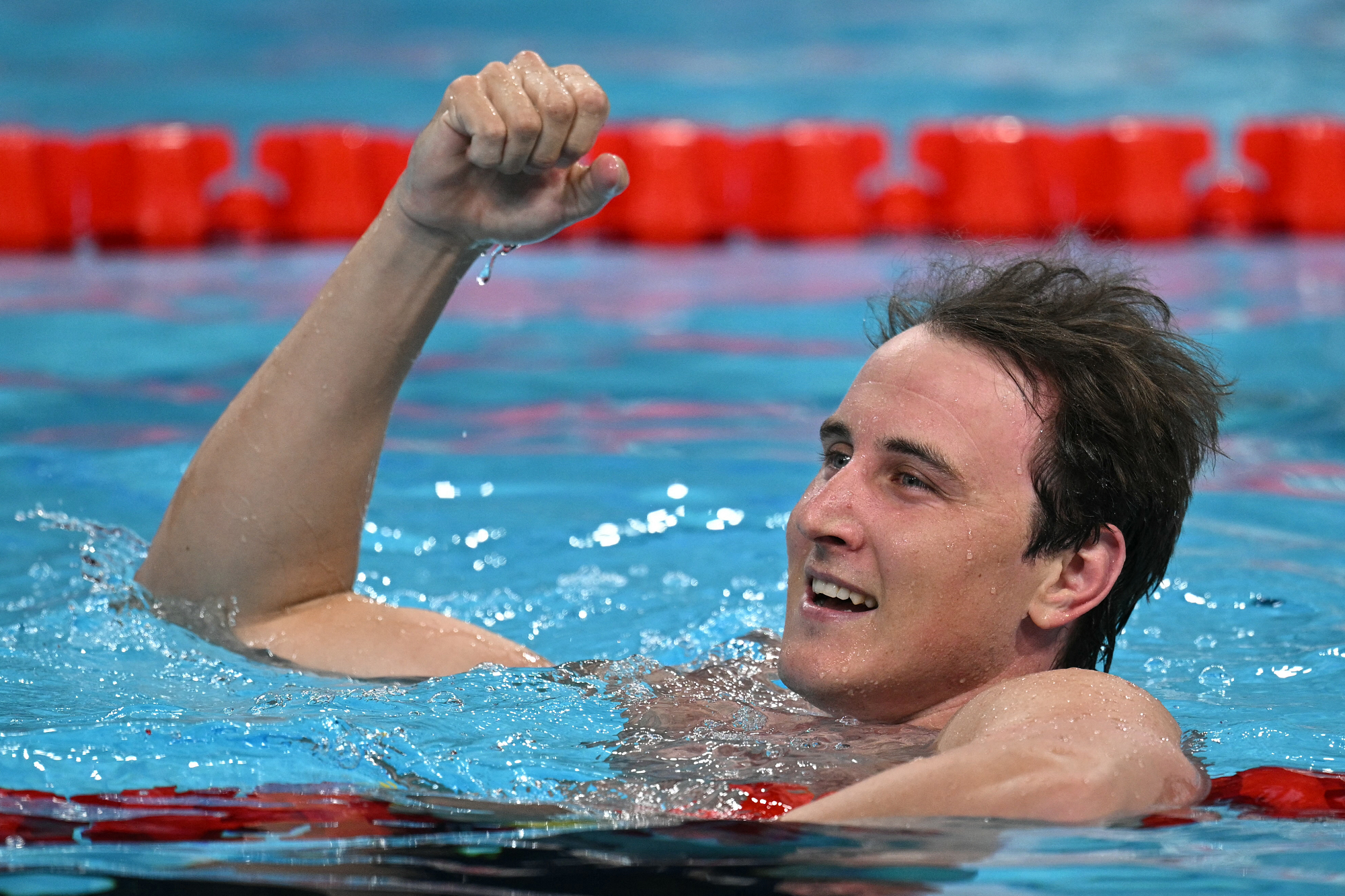 الأسترالي ماكيفوي يحرز ذهبية سباق 50م سباحة حرة