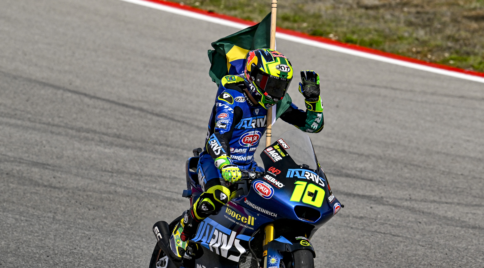 البرازيلي موريرا يحرز لقب بطولة العالم للموتو 2