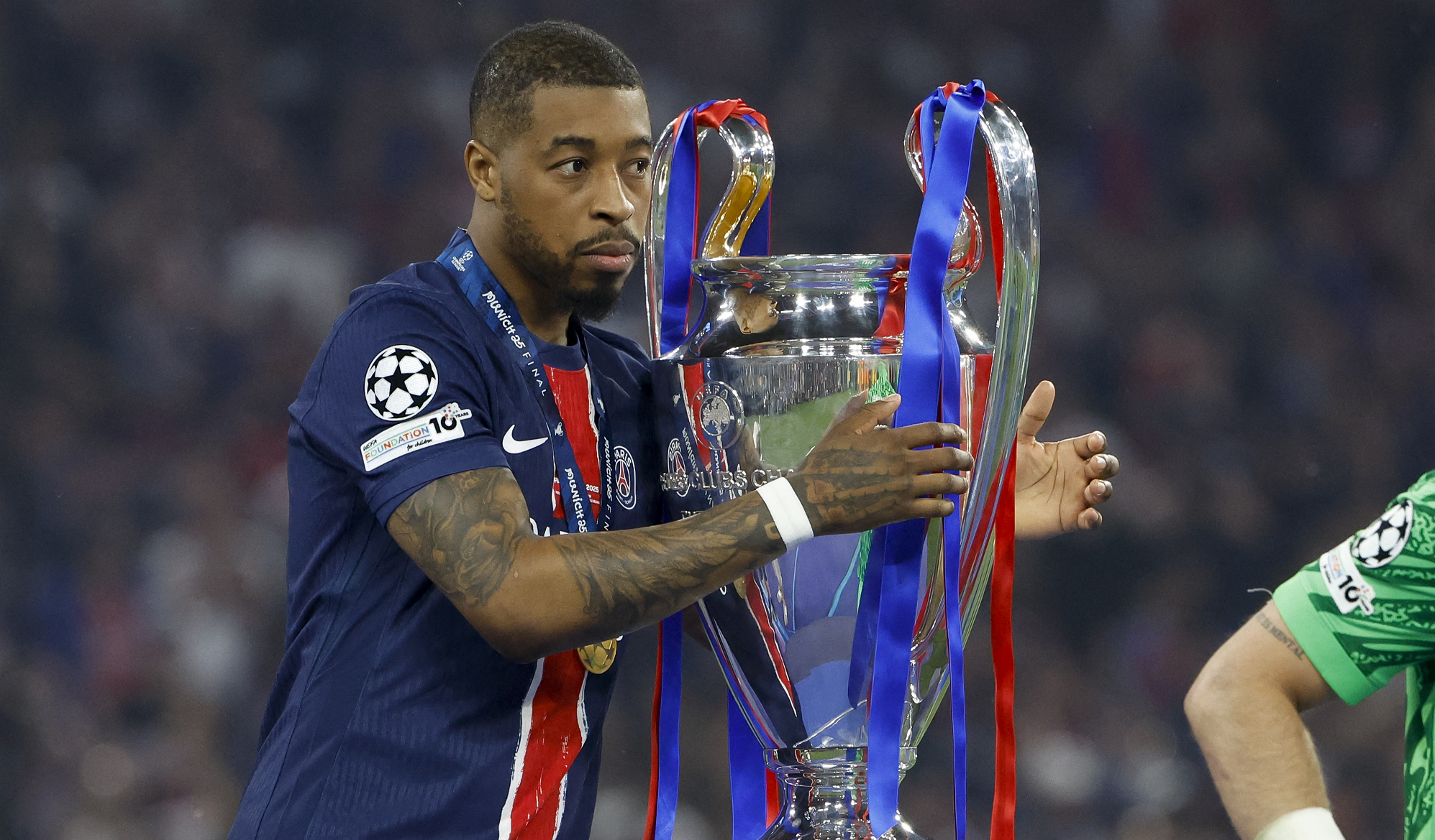 المدافع الفرنسي كيمبيمبي ينتقل إلى نادي قطر