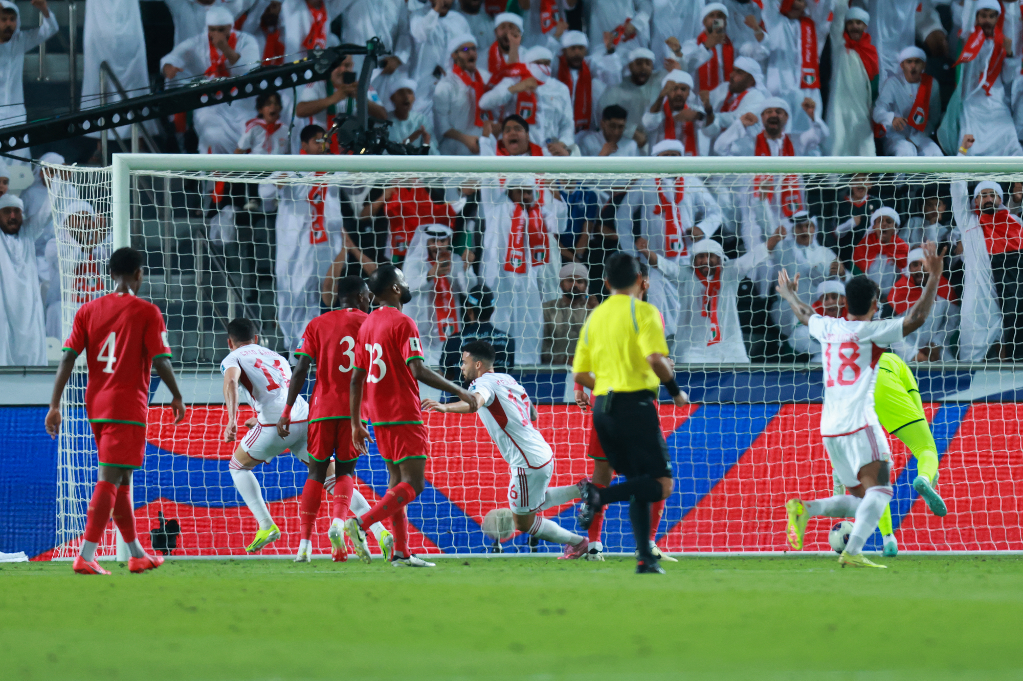 المنتخب الإماراتي يعود من بعيد ويتفوق على عُمان