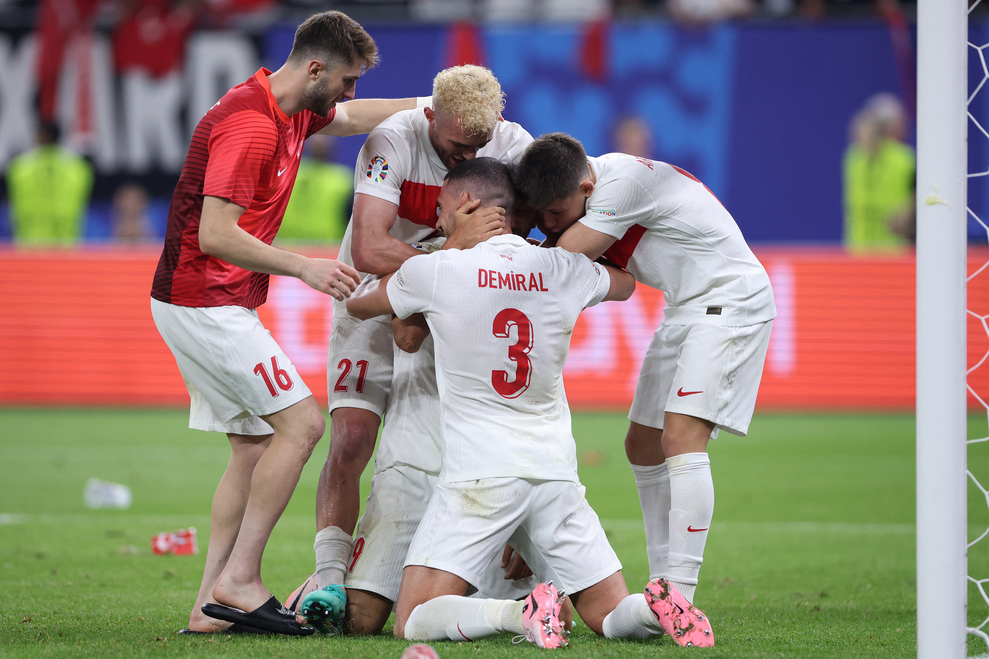 المنتخب التركي يحسم تأهله إلى ثمن النهائي