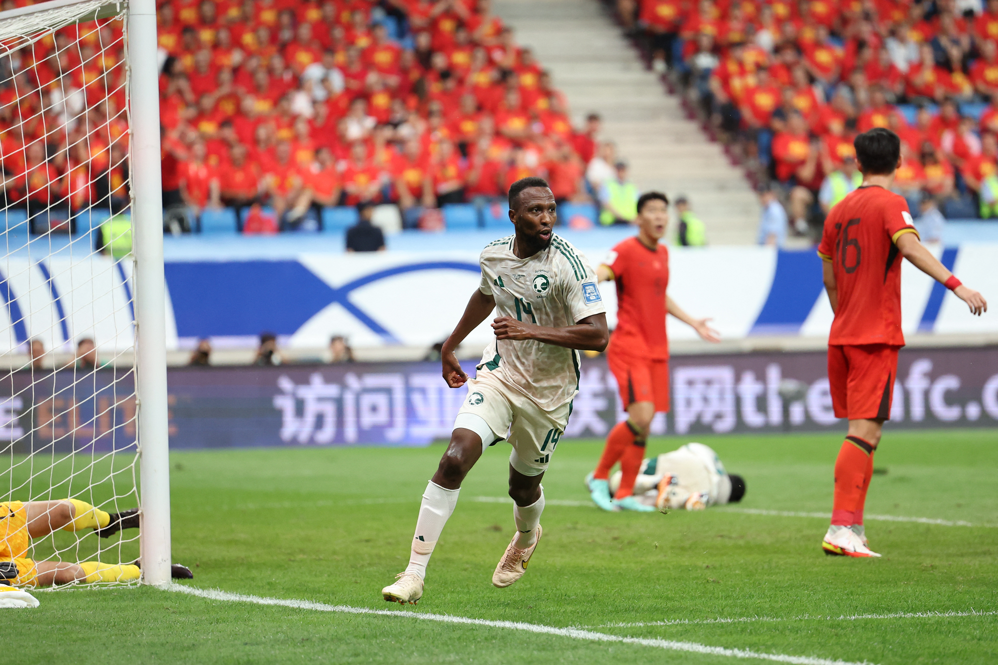 المنتخب السعودي يقتنص فوزاً ثميناً من الصين