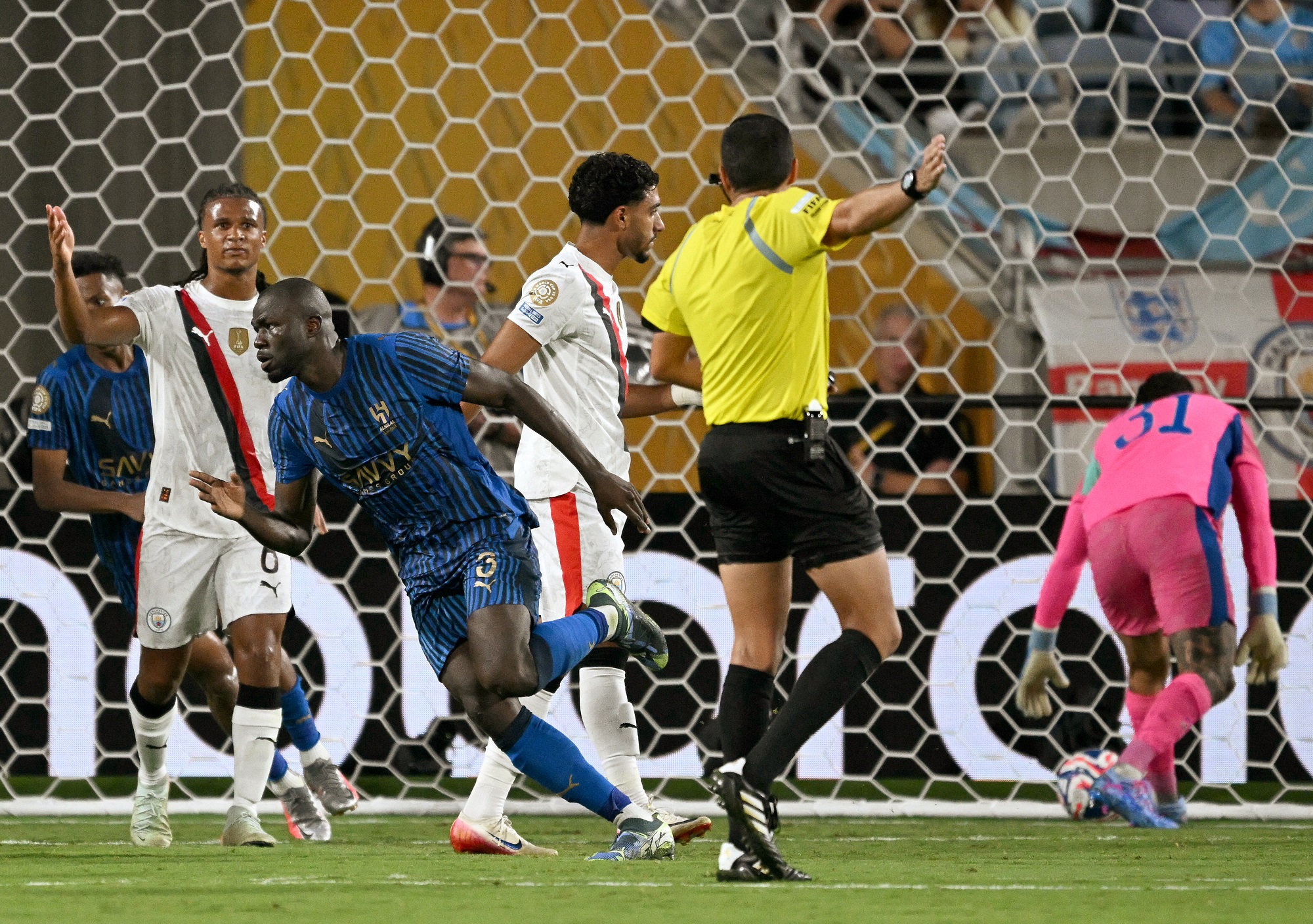 الهلال يُطيح بمانشستر سيتي