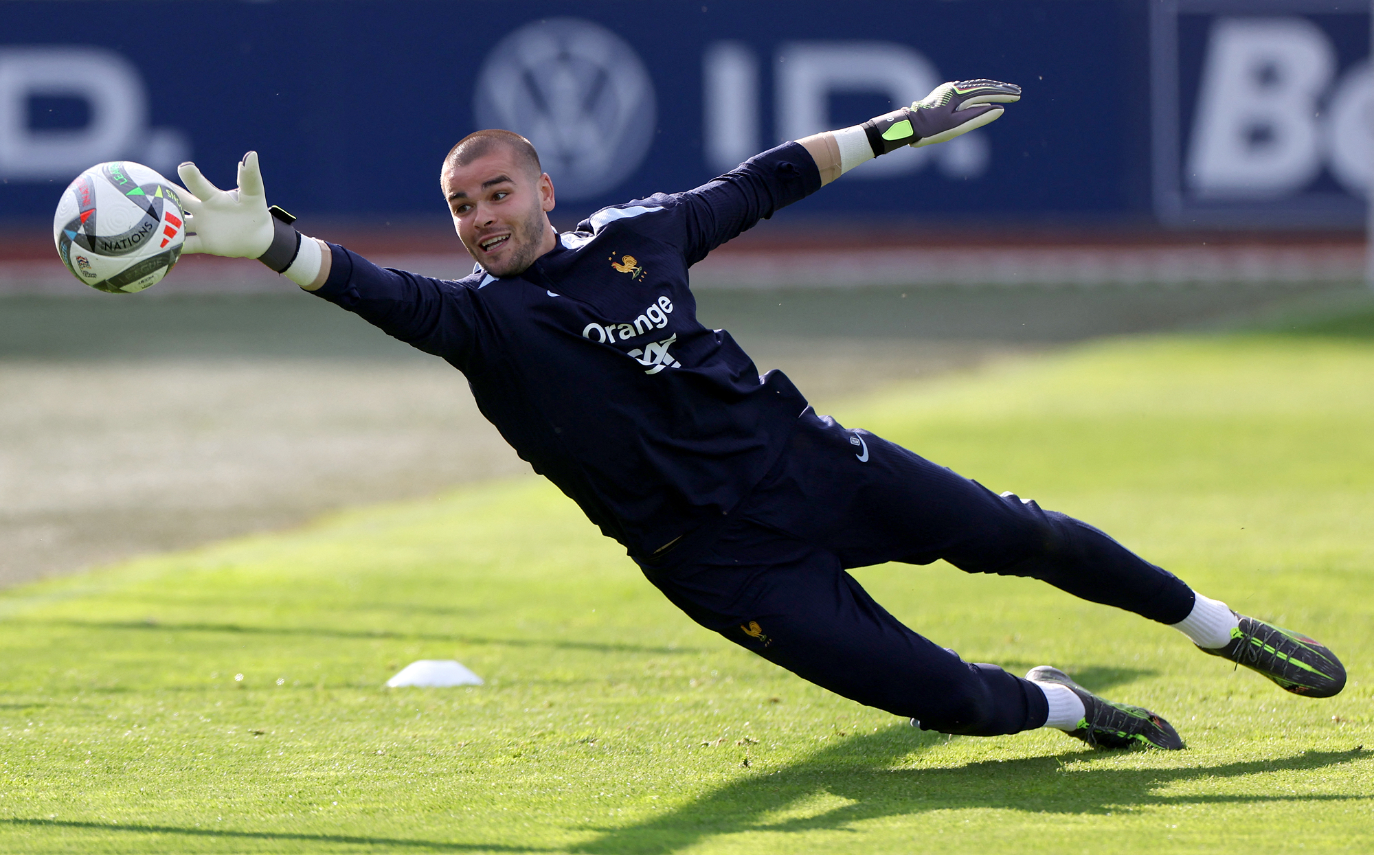 باريس سان جيرمان يضم حارس المرمى لوكا شوفالييه