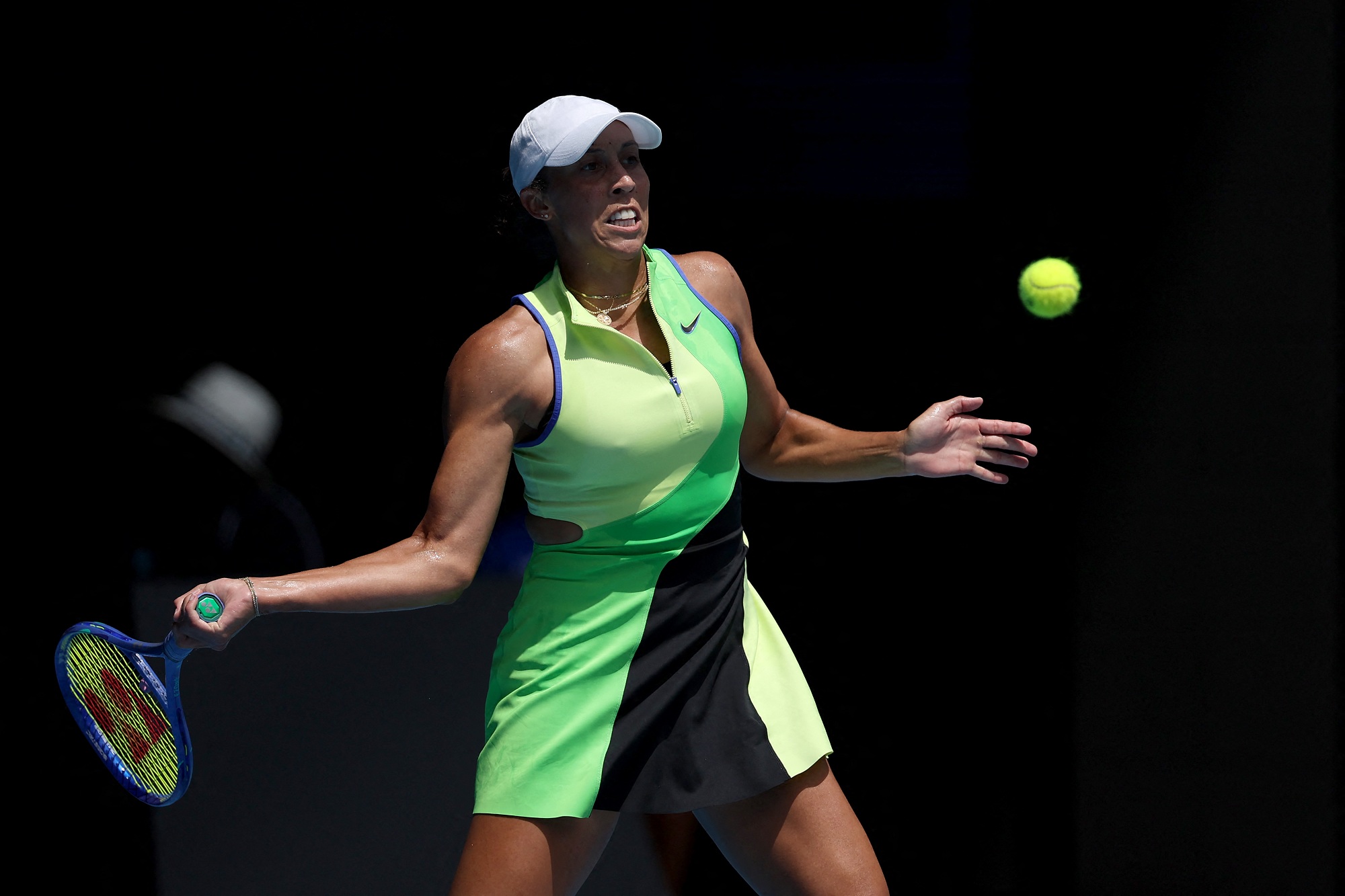 بداية خجولة لحاملة اللقب