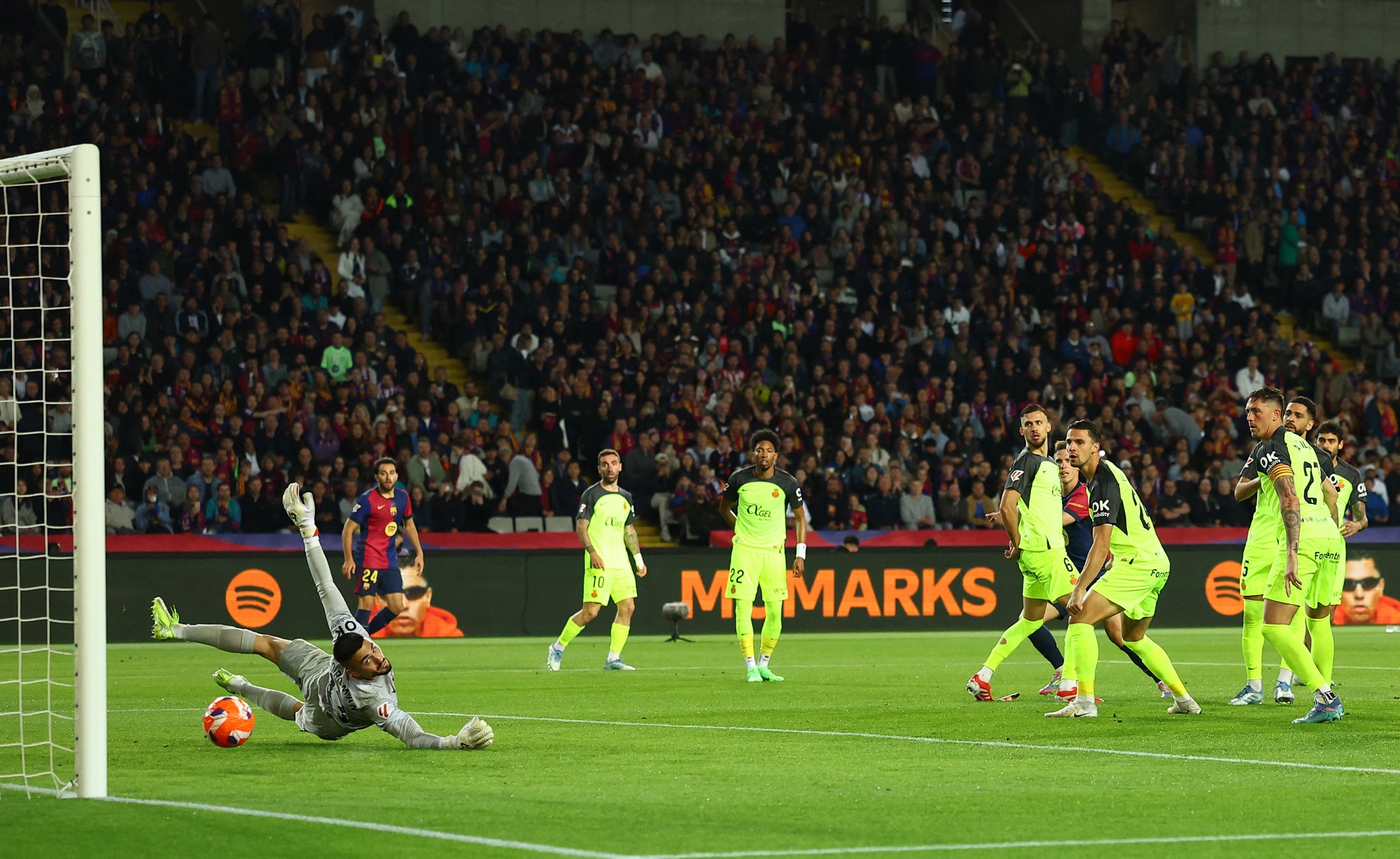 برشلونة يتخطّى ريال مايوركا بصعوبة