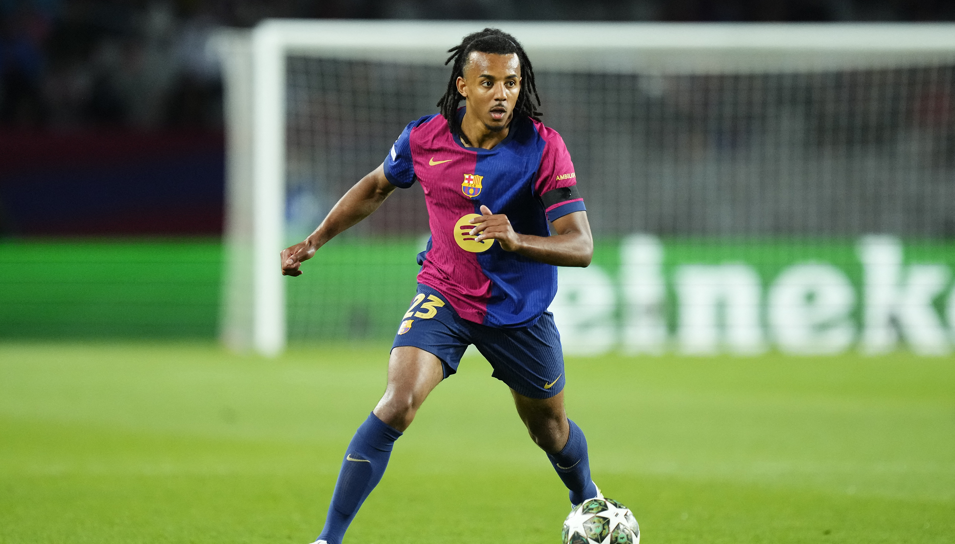 برشلونة يعلن تمديد عقد مدافعه الفرنسي كوندي