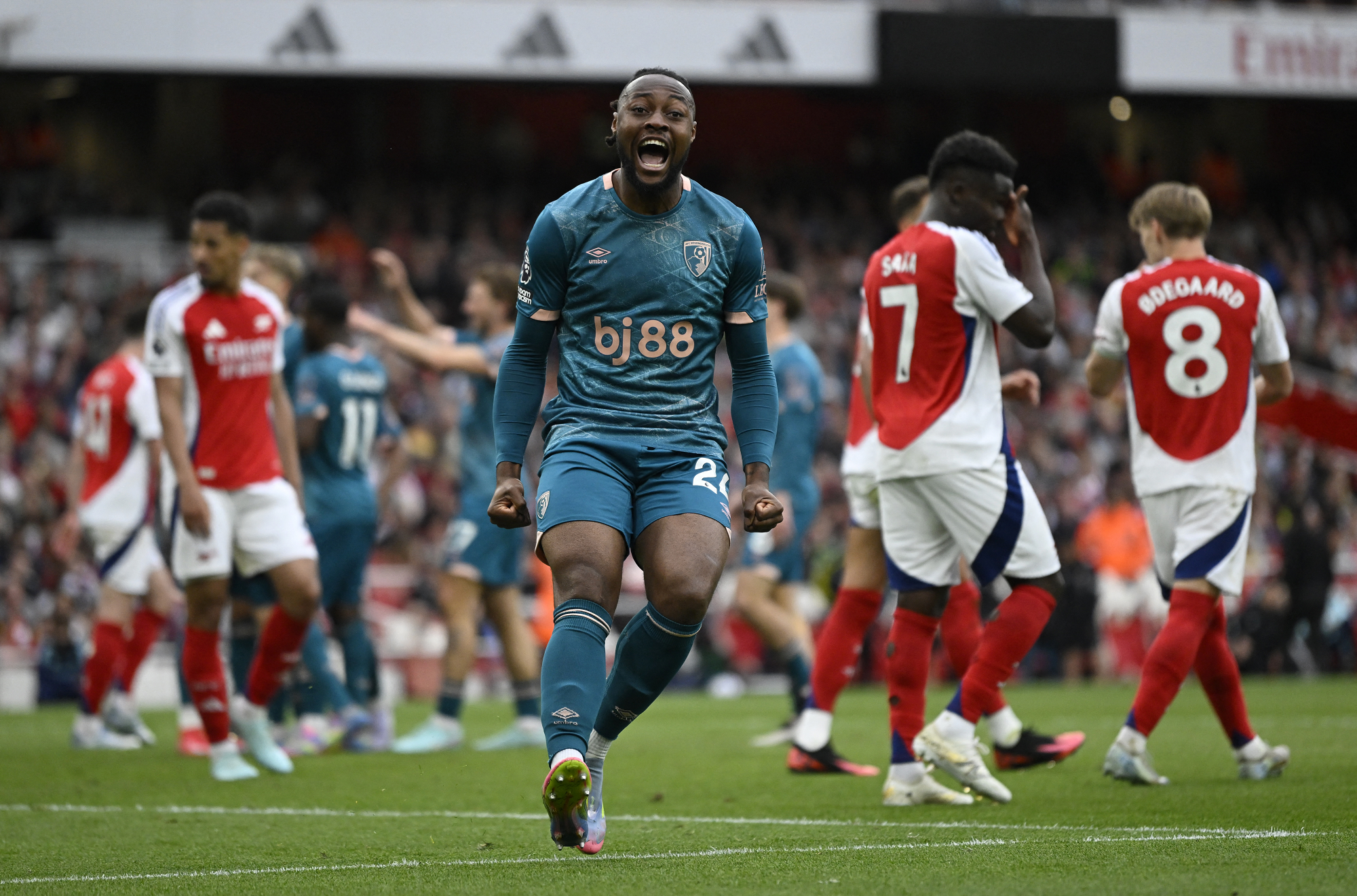 بورنموث يجدد عقد مهاجمه الغاني سيمينيو