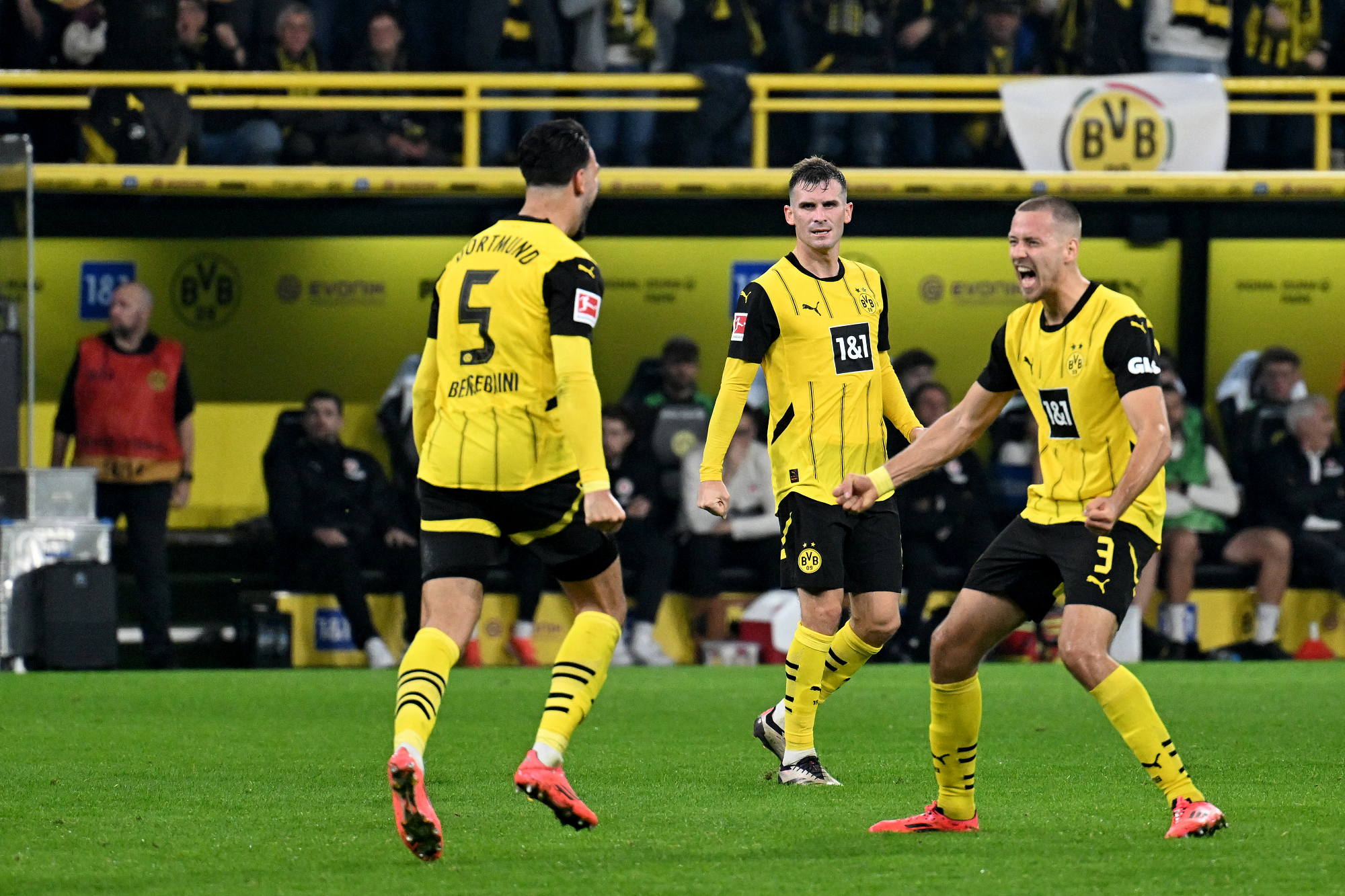 بوروسيا دورتموند ينتزع فوزاً صعباً من سانت باولي