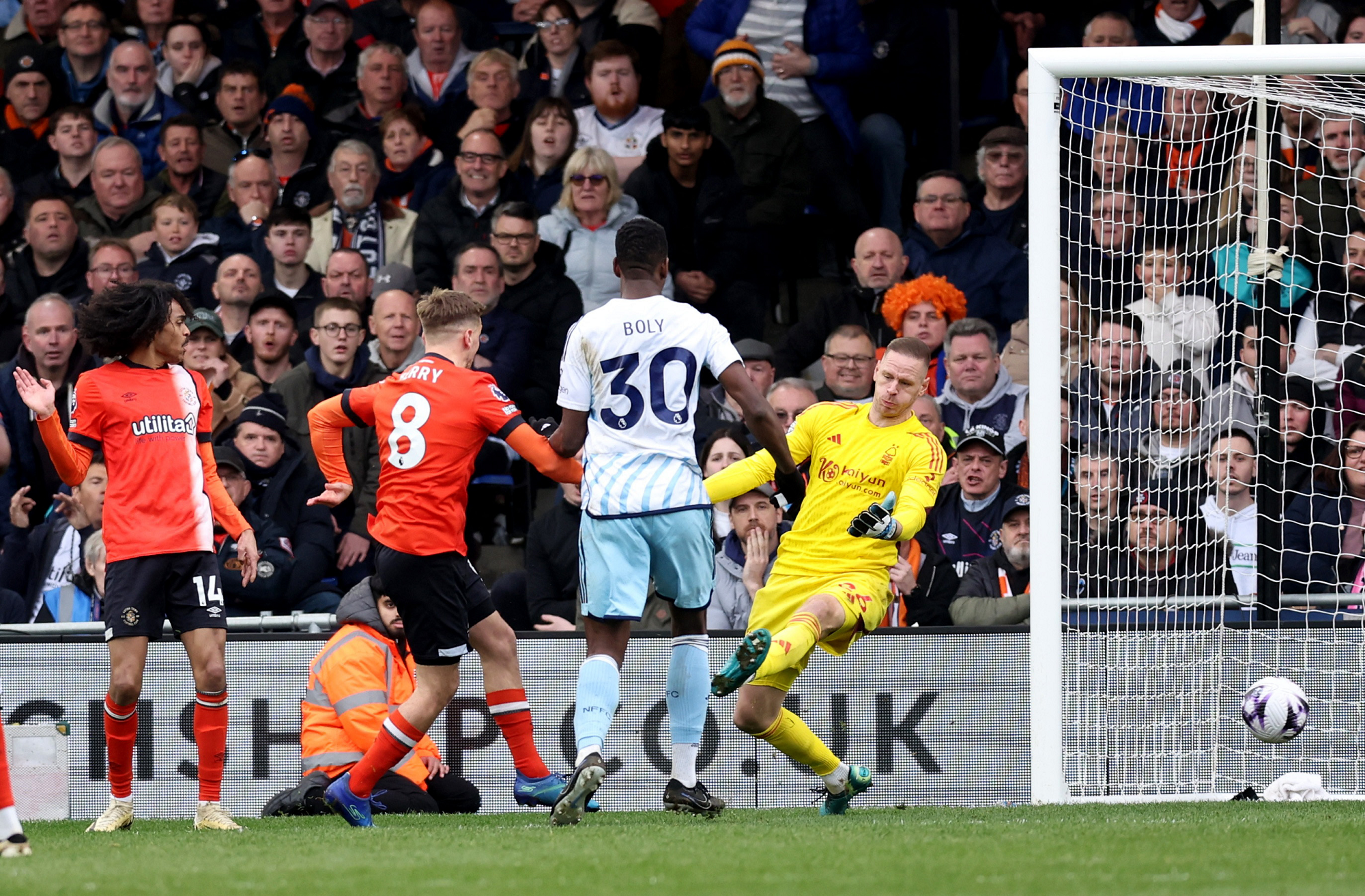 تعادل إيجابي بين لوتون ونوتنغهام فورست