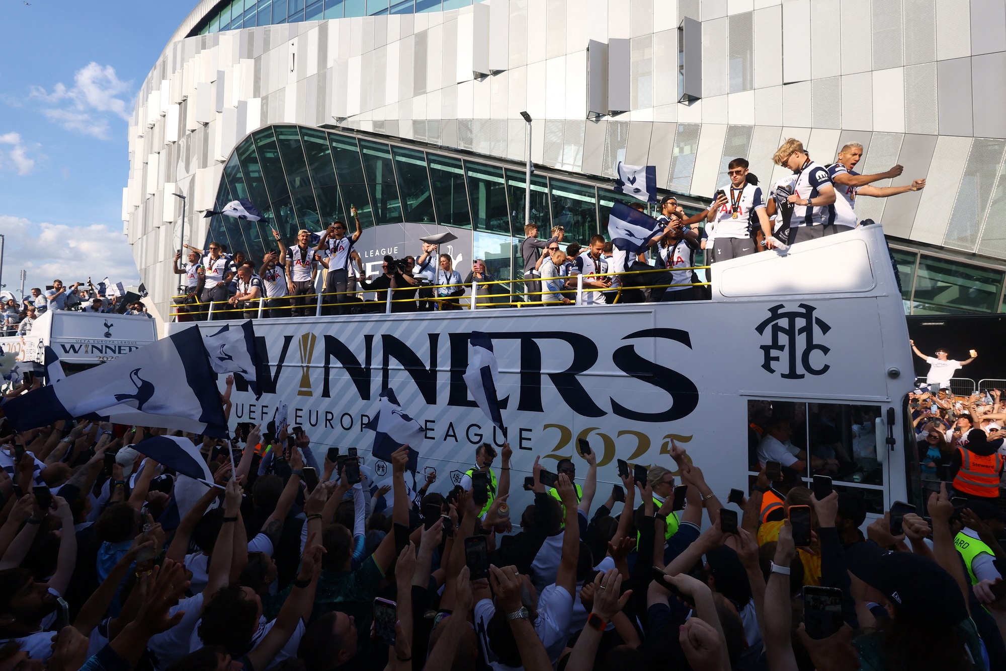 توتنهام يحتفل بتتويجه بطلاً للدوري الأوروبي