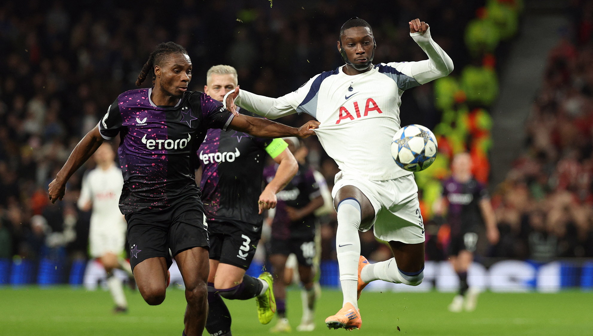 توتنهام يحقق فوزاً كبيراً على ضيفه سلافيا براغ