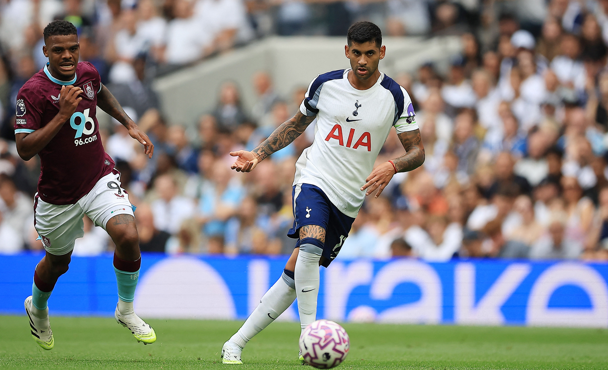 توتنهام يعلن تمديد عقد قائده كريستيان روميرو