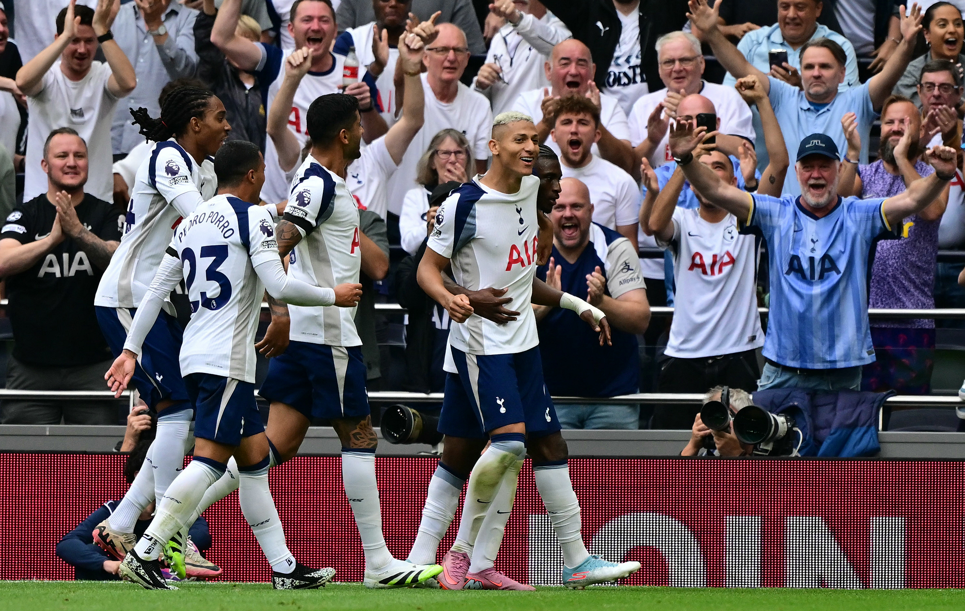 توتنهام يفتتح موسمه بتحقيق فوز كبير على بيرنلي