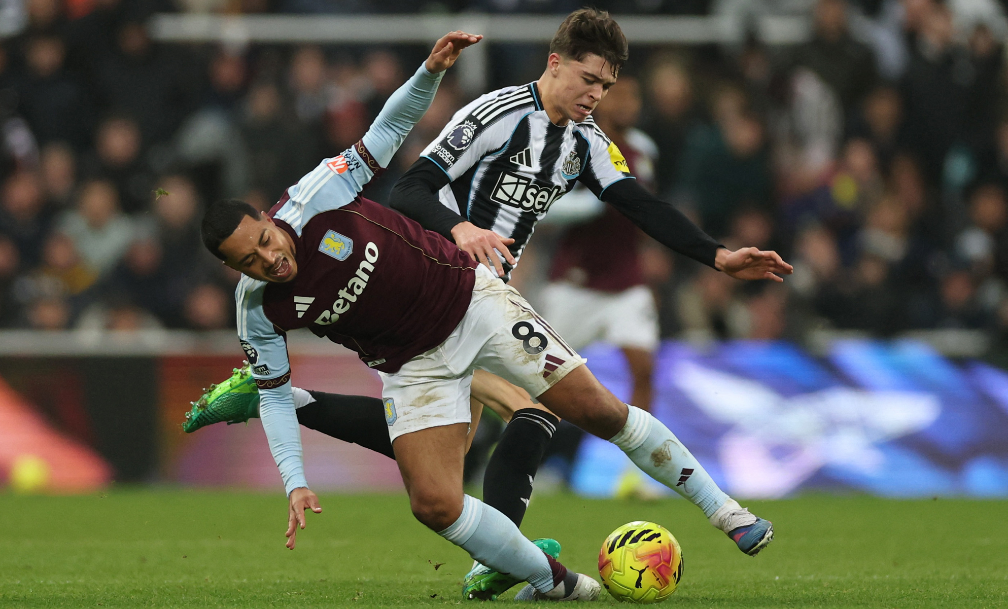 تيليمانس يغيب عن أستون فيلا 10 أسابيع للإصابة