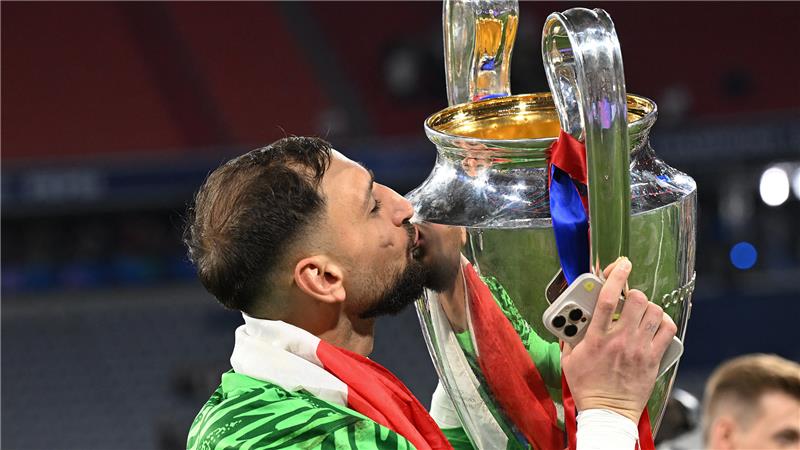 جانلويجي دوناروما يفوز بجائزة أفضل حارس مرمى