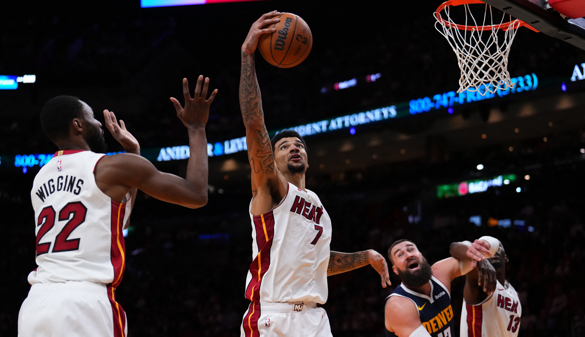 دنفر ناغتس يتلقى خسارة قاسية أمام ميامي هيت