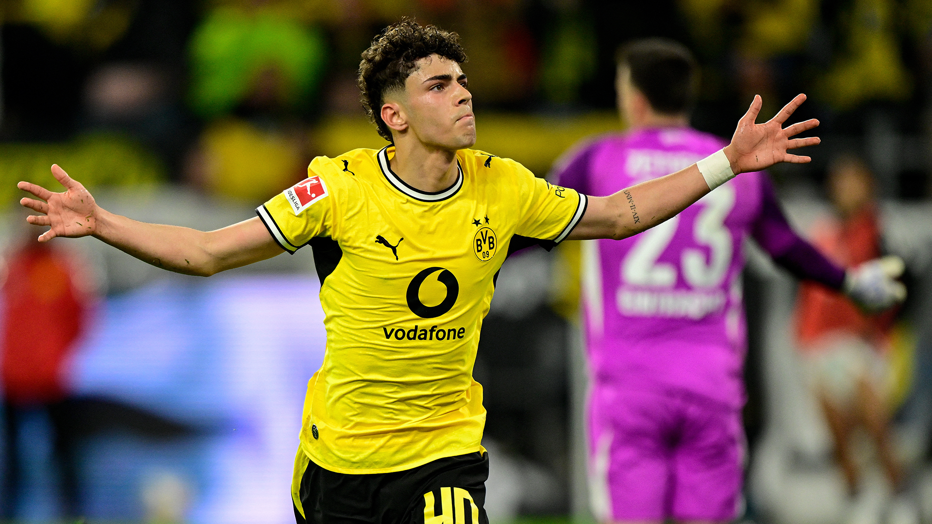 دورتموند يضمن الوصافة ويعمّق أزمة فرانكفورت