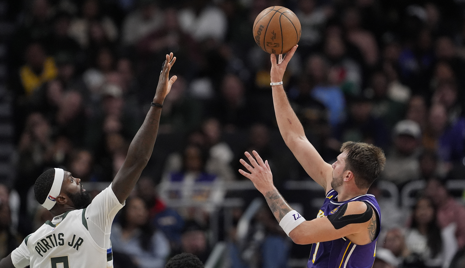 دونتشيتش يقود ليكرز للفوز وثاندر يواصل انتصاراته