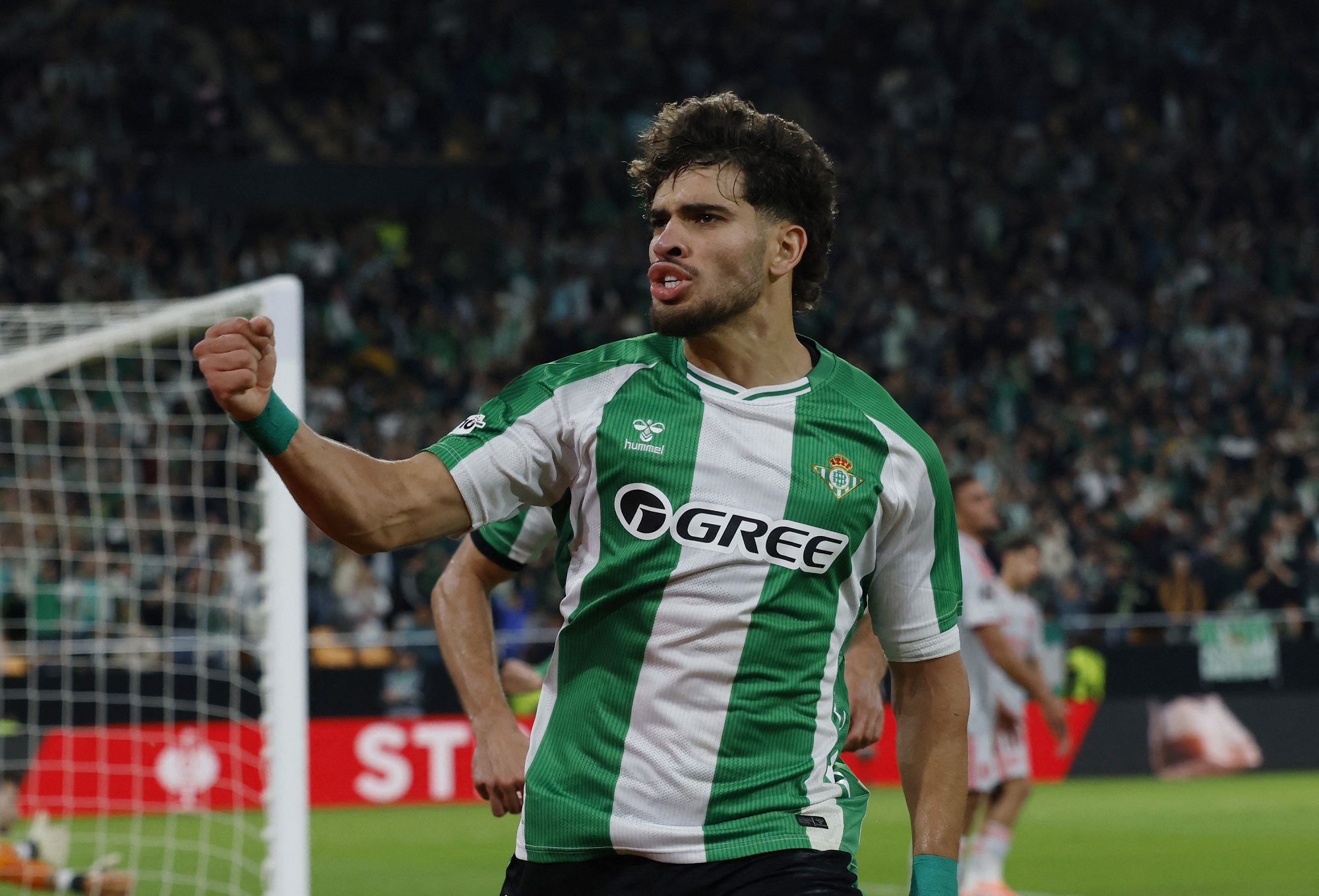 ريال بيتيس يفاجئ ليون