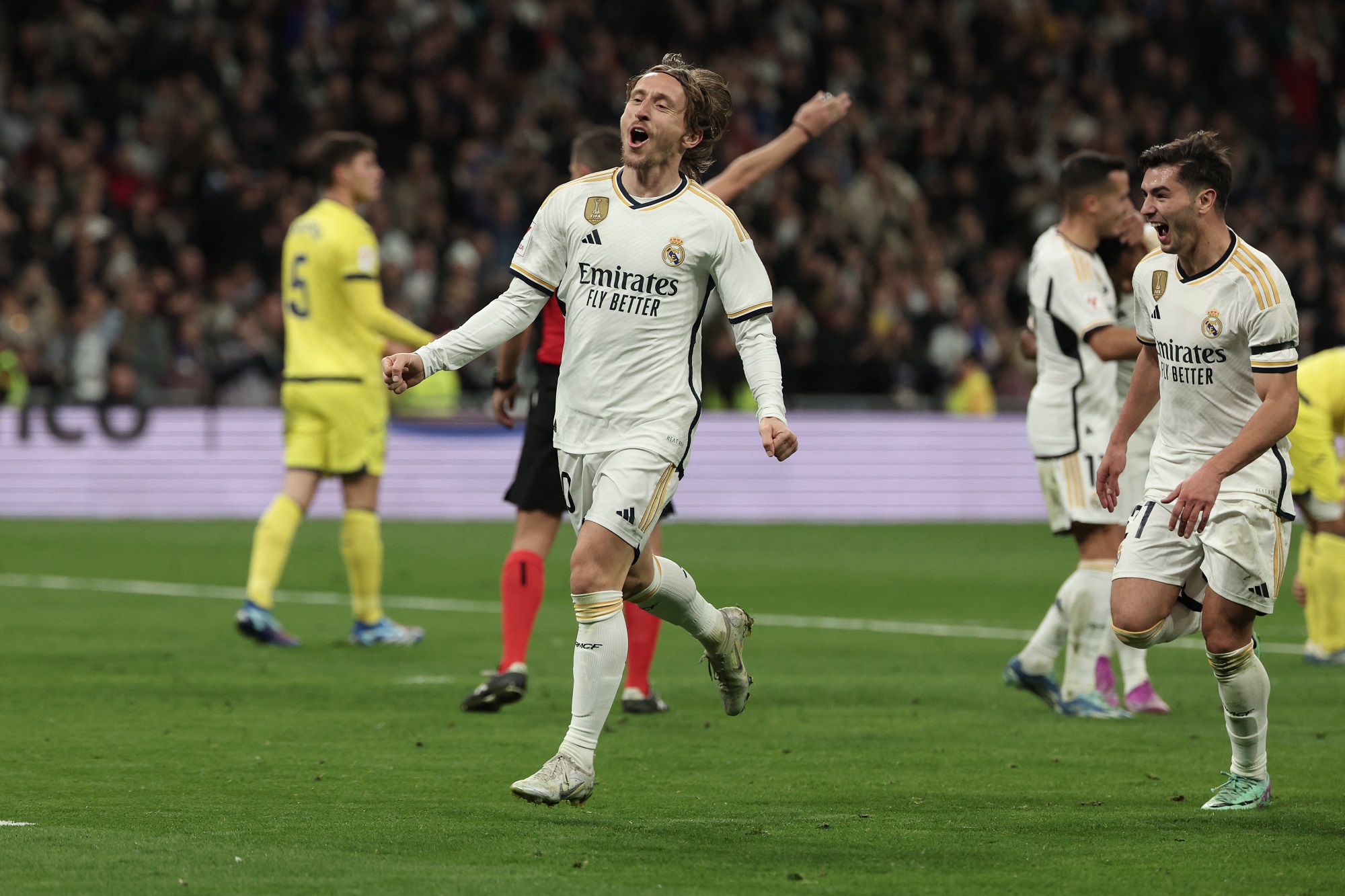 ريال مدريد يضرب فياريال برباعية ويتصدر مؤقتاً