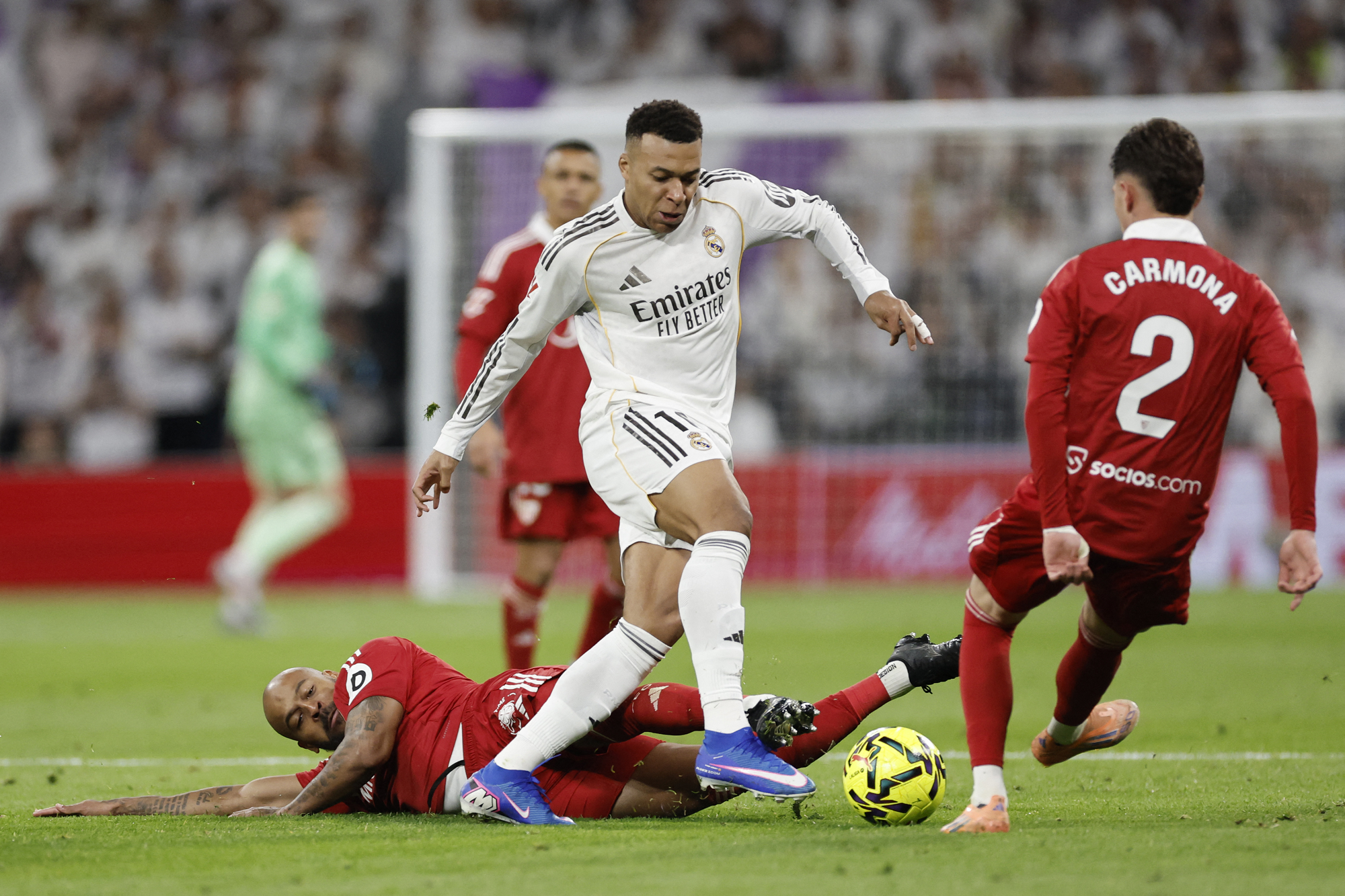 ريال مدريد يقتنص فوزاً ثميناُ من ضيفه إشبيلية