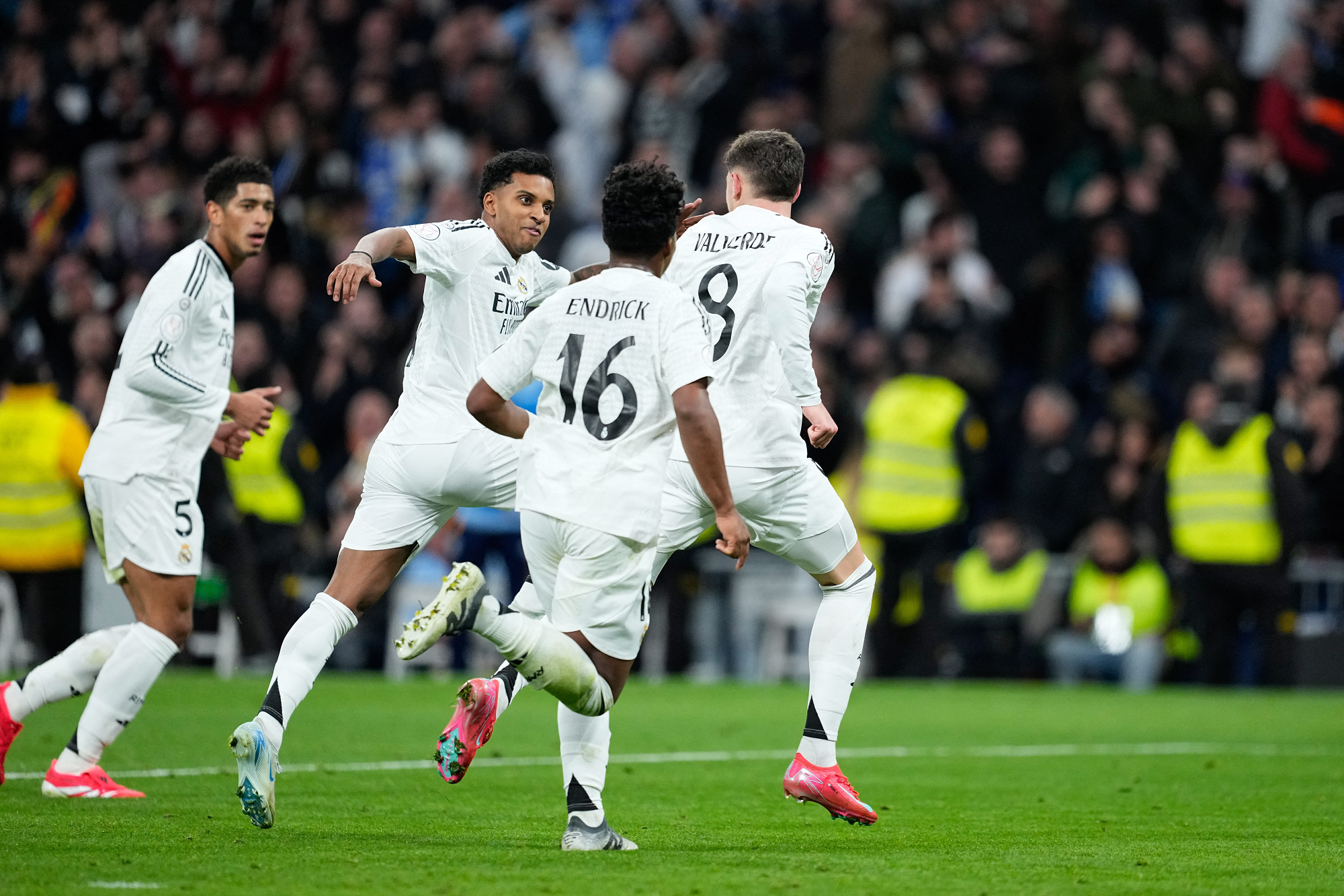 ريال يسعى لاعتلاء الصدارة عندما يواجه لاس بالماس