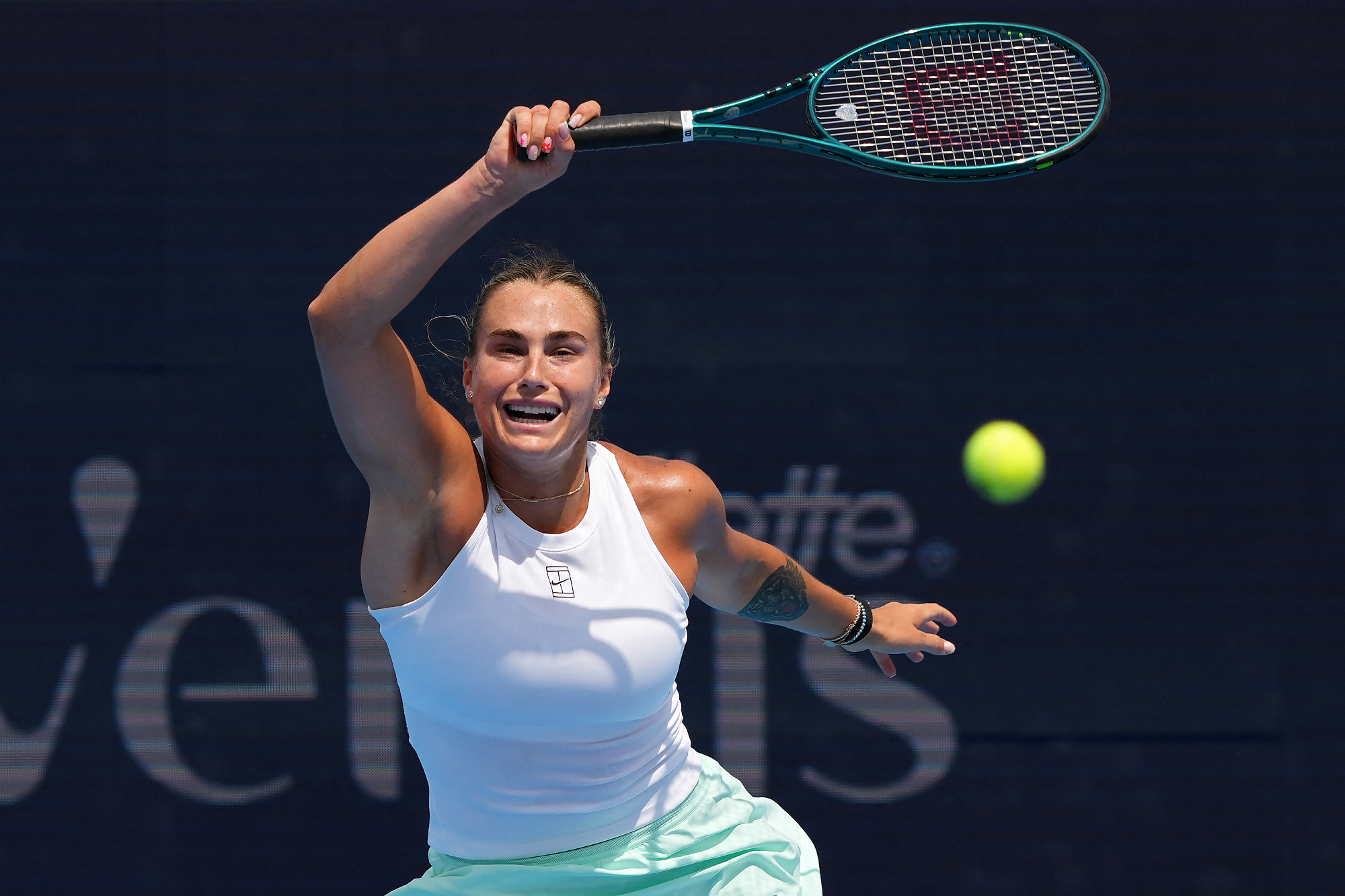 سابالينكا تتخطى عقبة رادوكانو