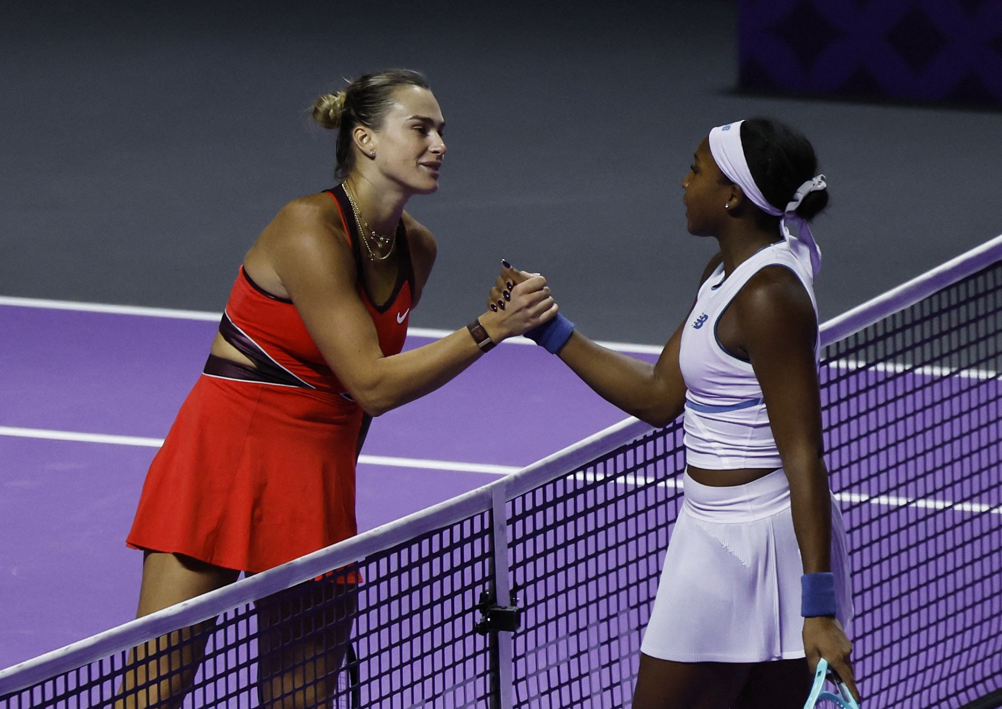 سابالينكا وبيغولا تتأهلان إلى نصف النهائي