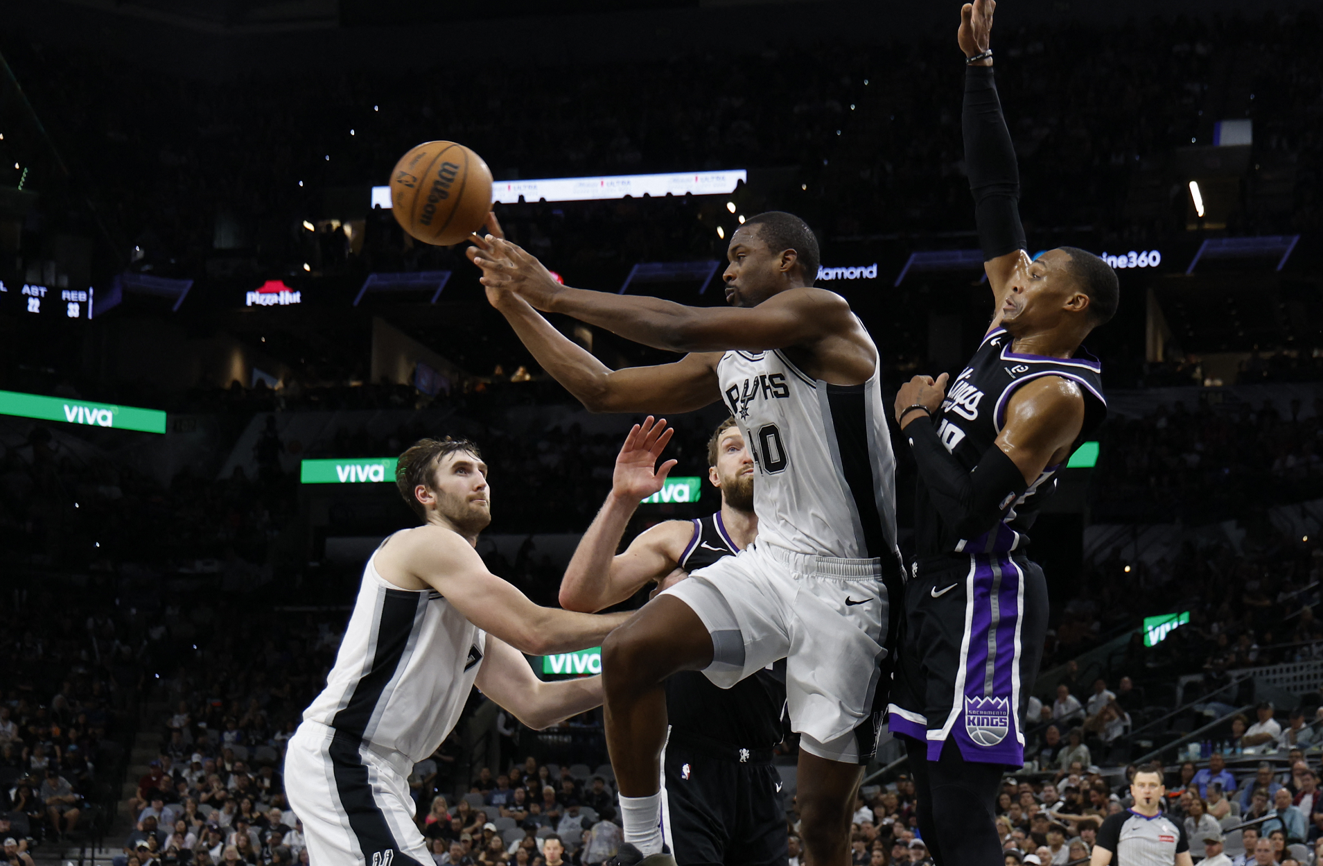 سان أنتونيو سبيرز يتفوق على ضيفه ساكرامنتو كينغز