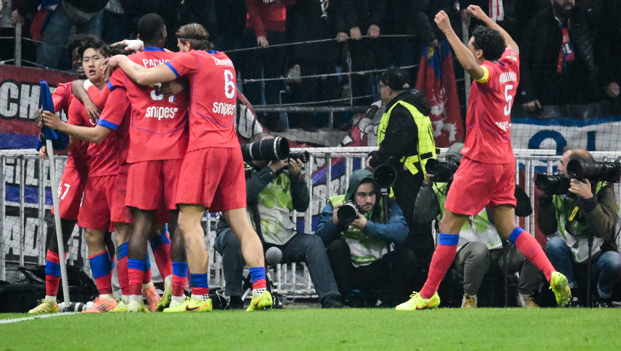 سان جيرمان يقتنص الفوز من ليون ويستعيد الصدارة