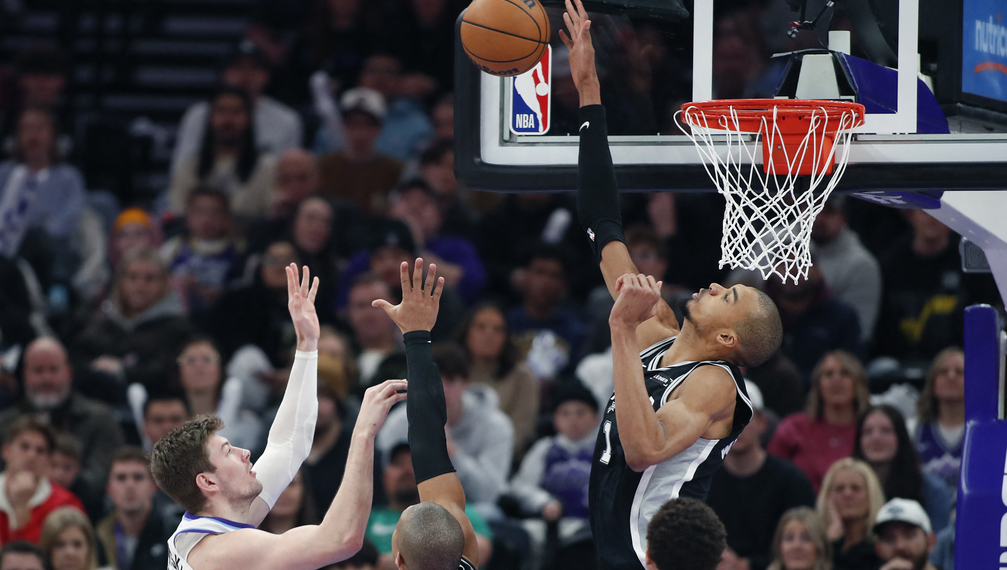 سبيرز يتخطى جاز بصعوبة وكليبرز يحسم الديربي