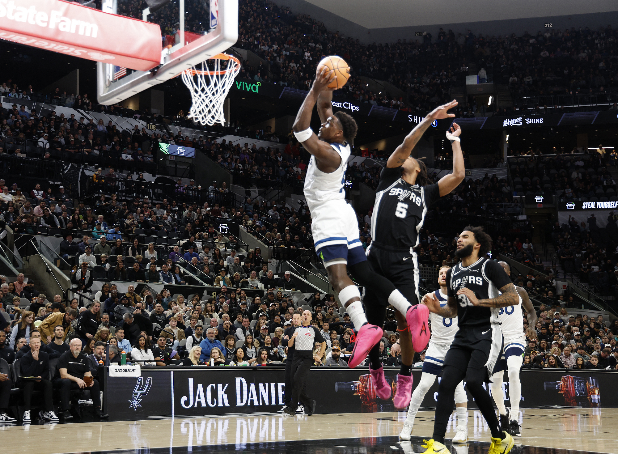 سبيرز يتفوق على تمبروولفز رغم تألق إدواردز