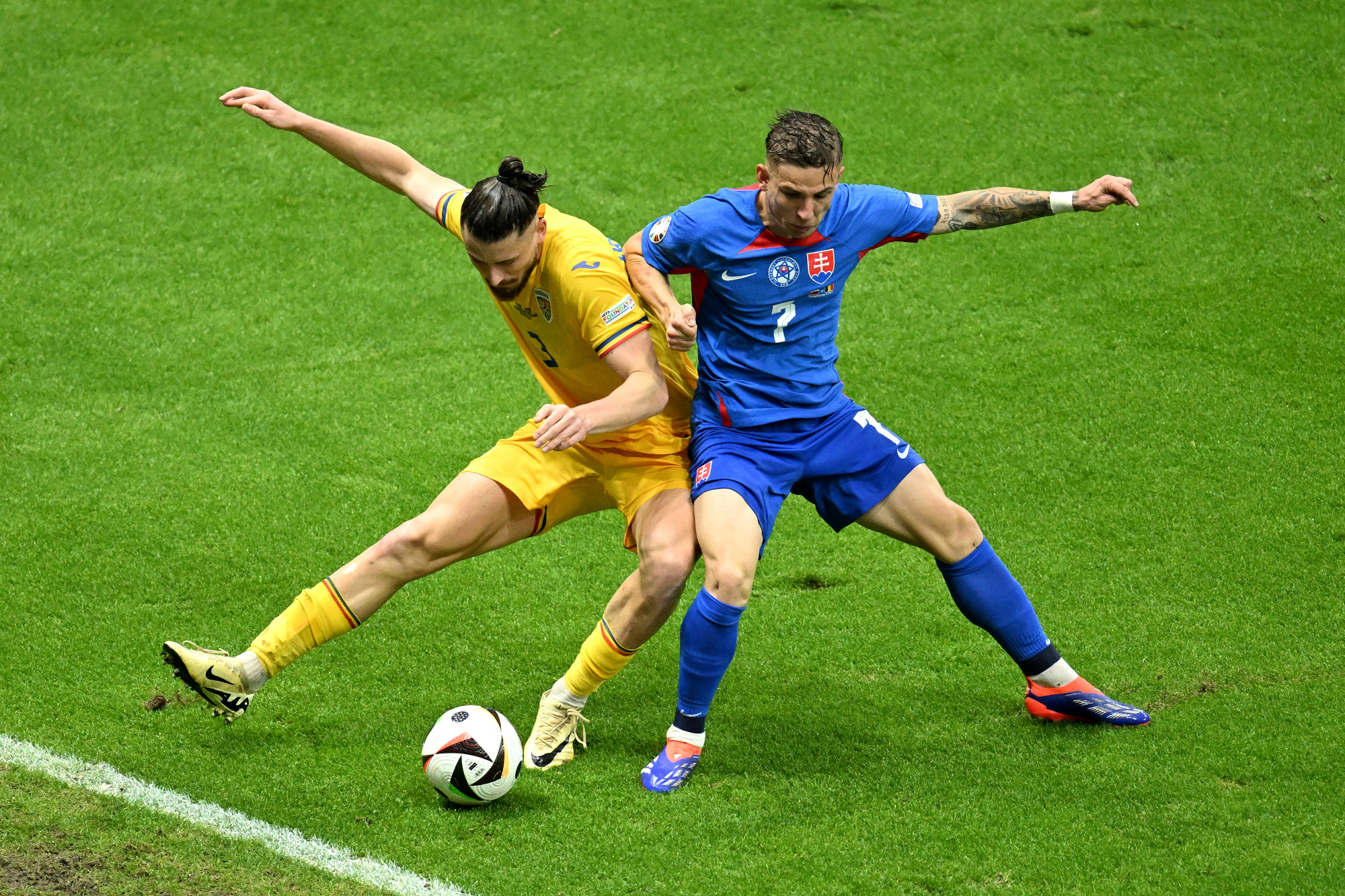 سلوفاكيا ورومانيا تتعادلان وتتأهلان لثمن النهائي
