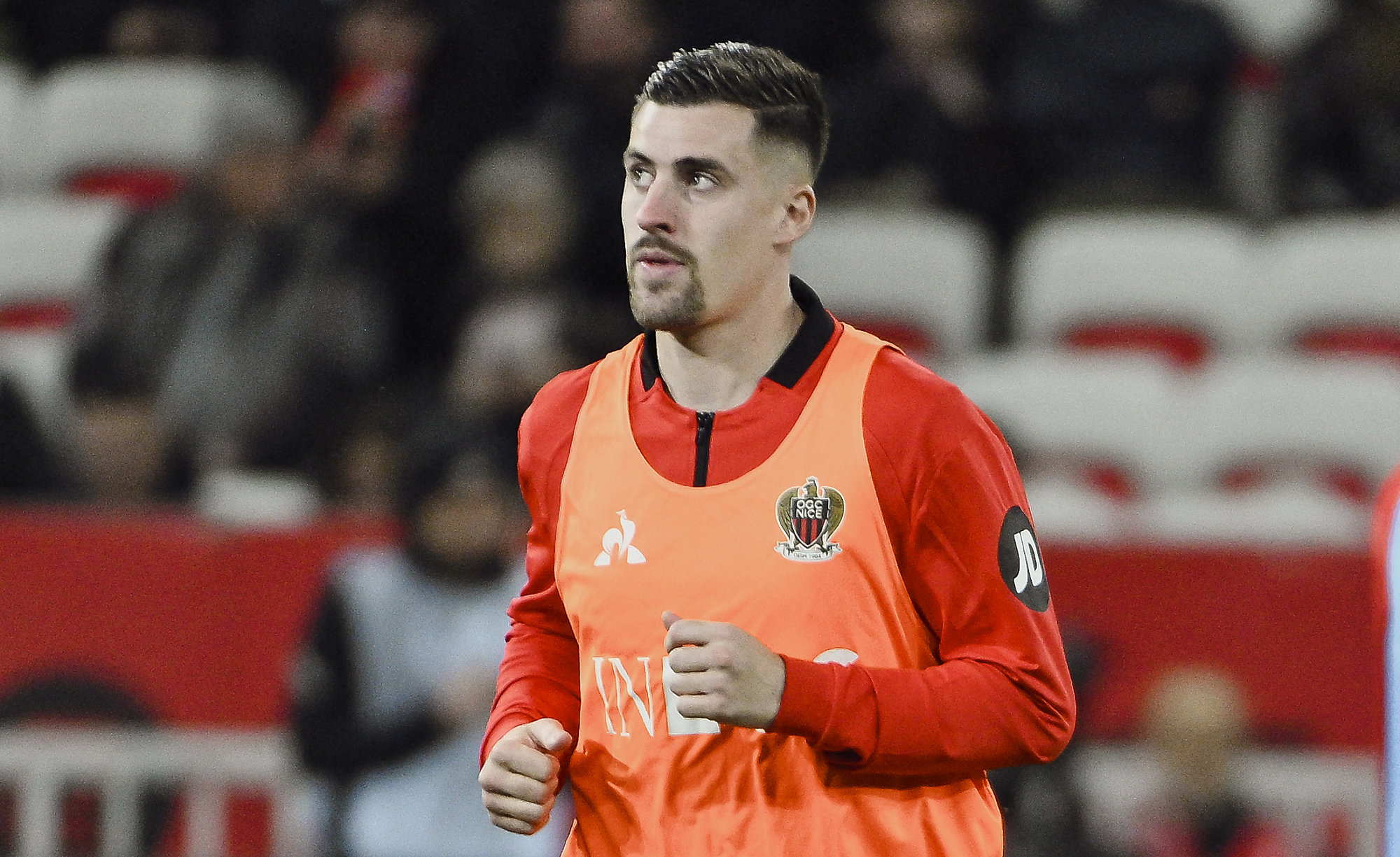 فالنسيا يدعم صفوفه بالفرنسي بـاتيست سانتاماريا